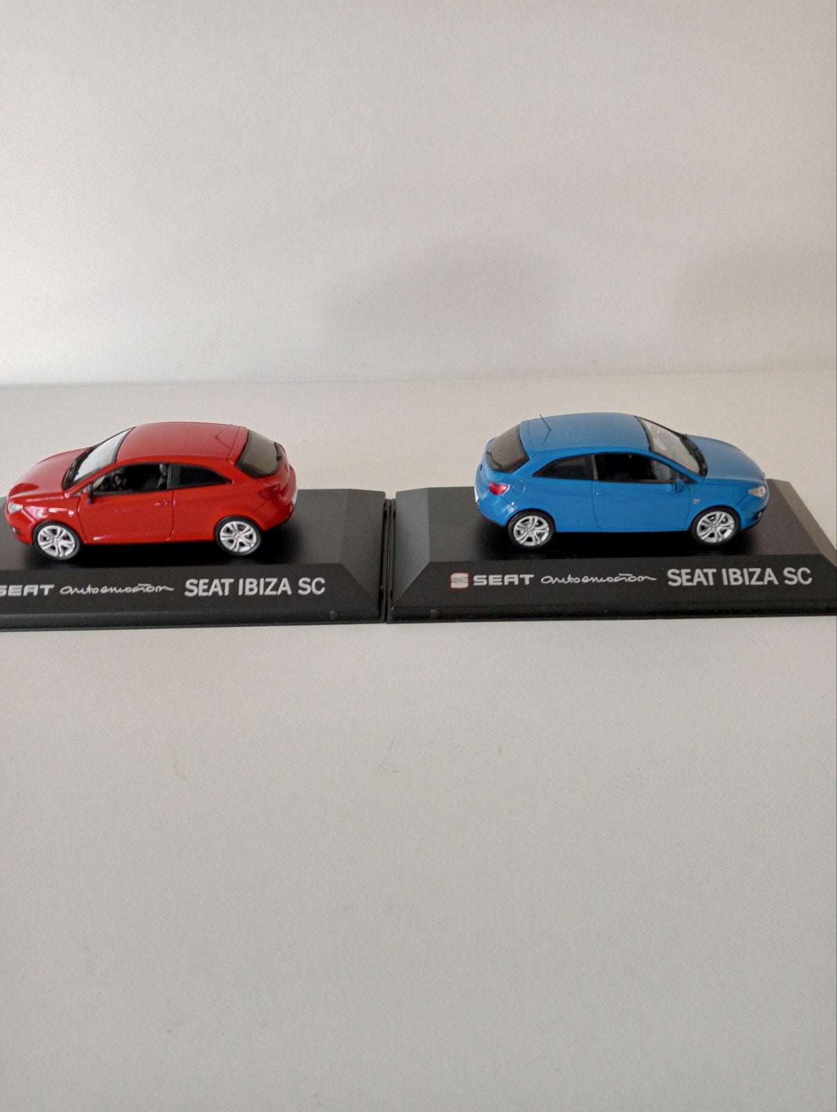 SEAT Ibiza SC schaalmodellen (rood of blauw) Dealer uit gave, Ophalen of Verzenden, Nieuw, Auto, Overige merken