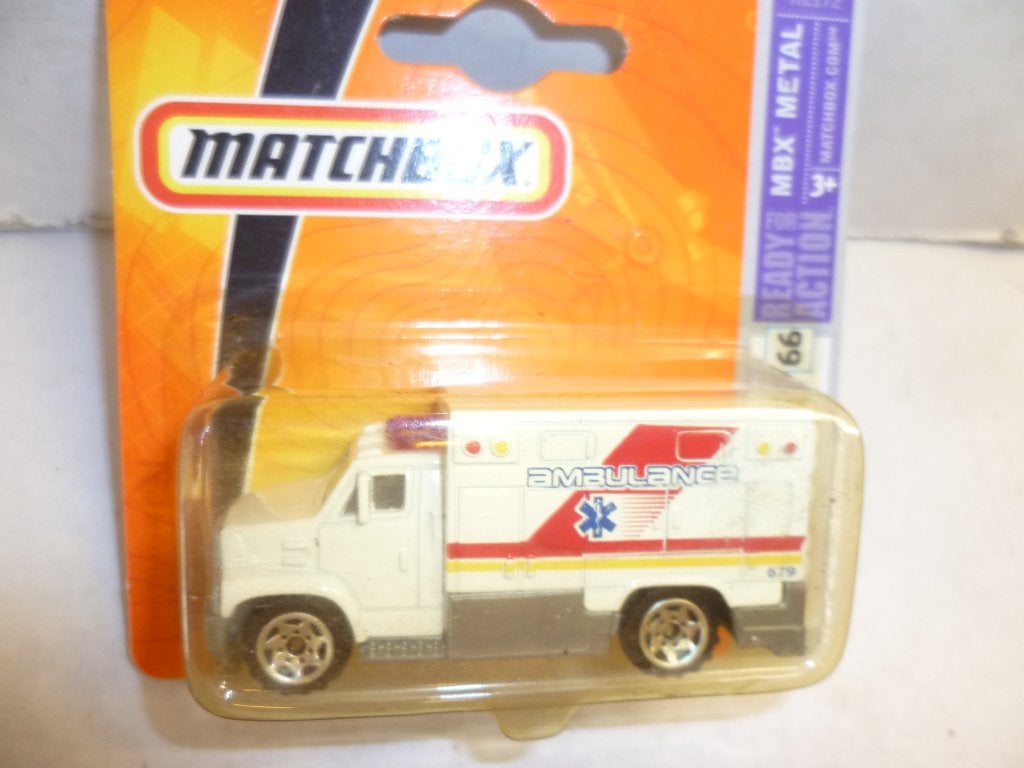 Matchbox 2005 Ambulance nieuw in blister modelauto., Ophalen of Verzenden, Nieuw, Auto
