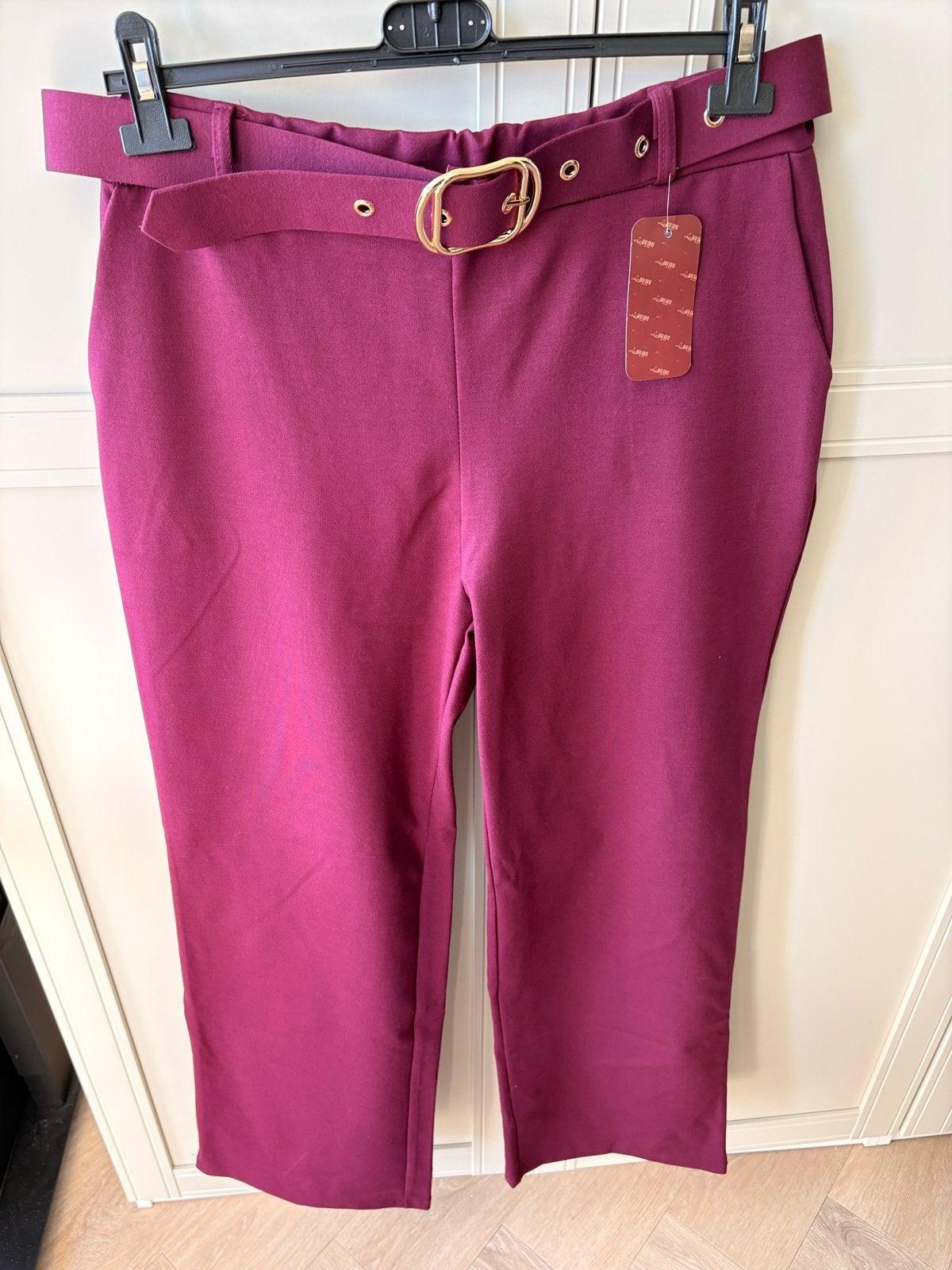 Nieuwe bordeaux pantalon met ceintuur, Kleding | Dames, Broeken en Pantalons, Ophalen of Verzenden, Nieuw, Rood