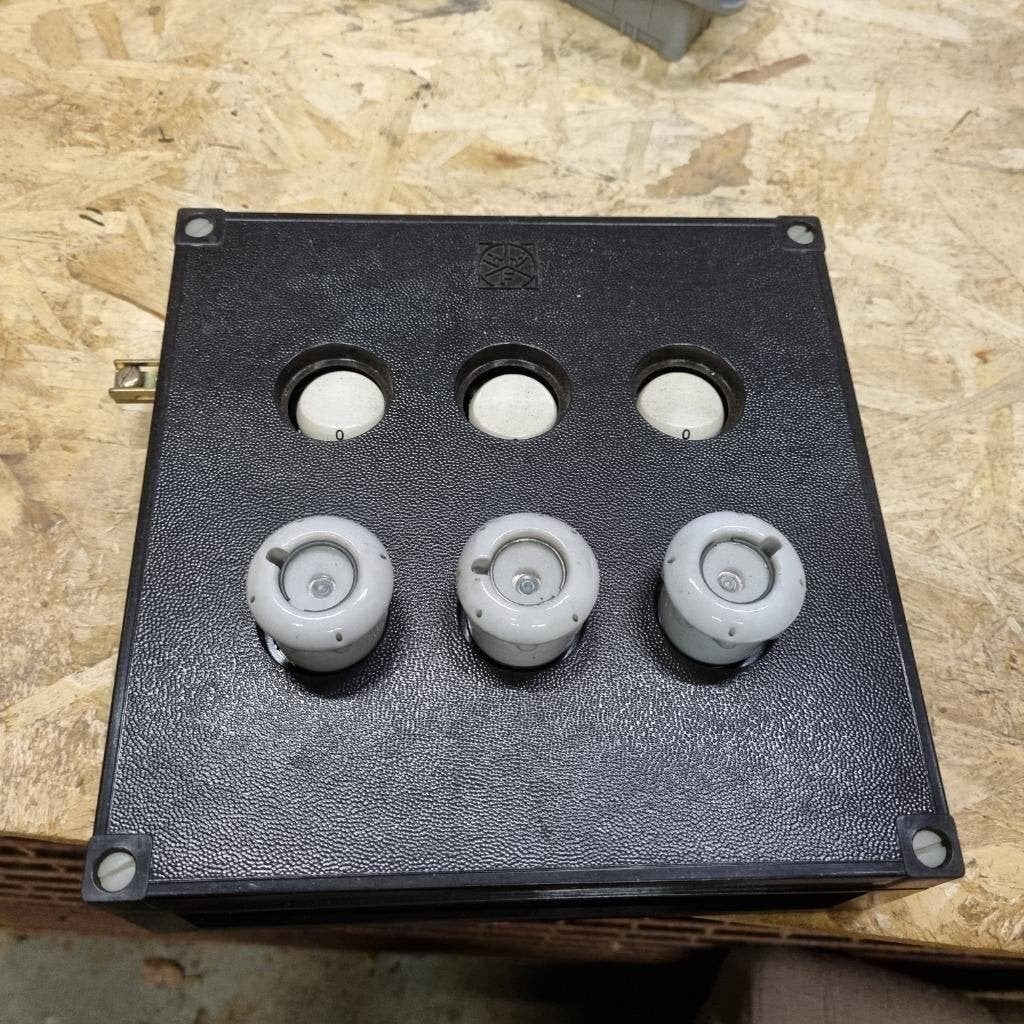 traditionele elektra groepenkast elektra 3 groepen 22x22 cm, Ophalen, Gebruikt