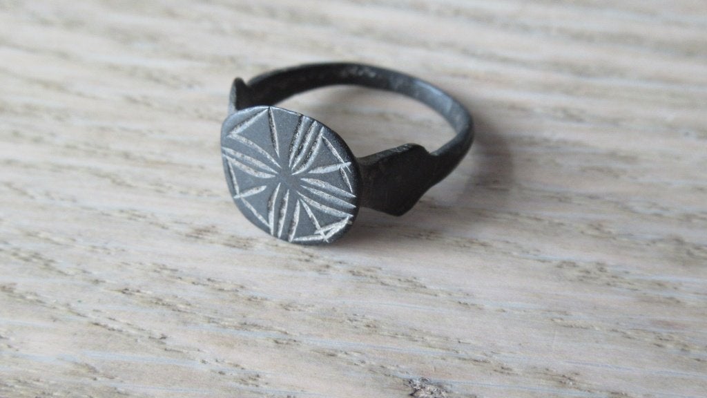 Middeleeuwse bronzen ring met afbeelding / bodemvondst, Antiek en Kunst, Antiek | Koper en Brons, Ophalen of Verzenden