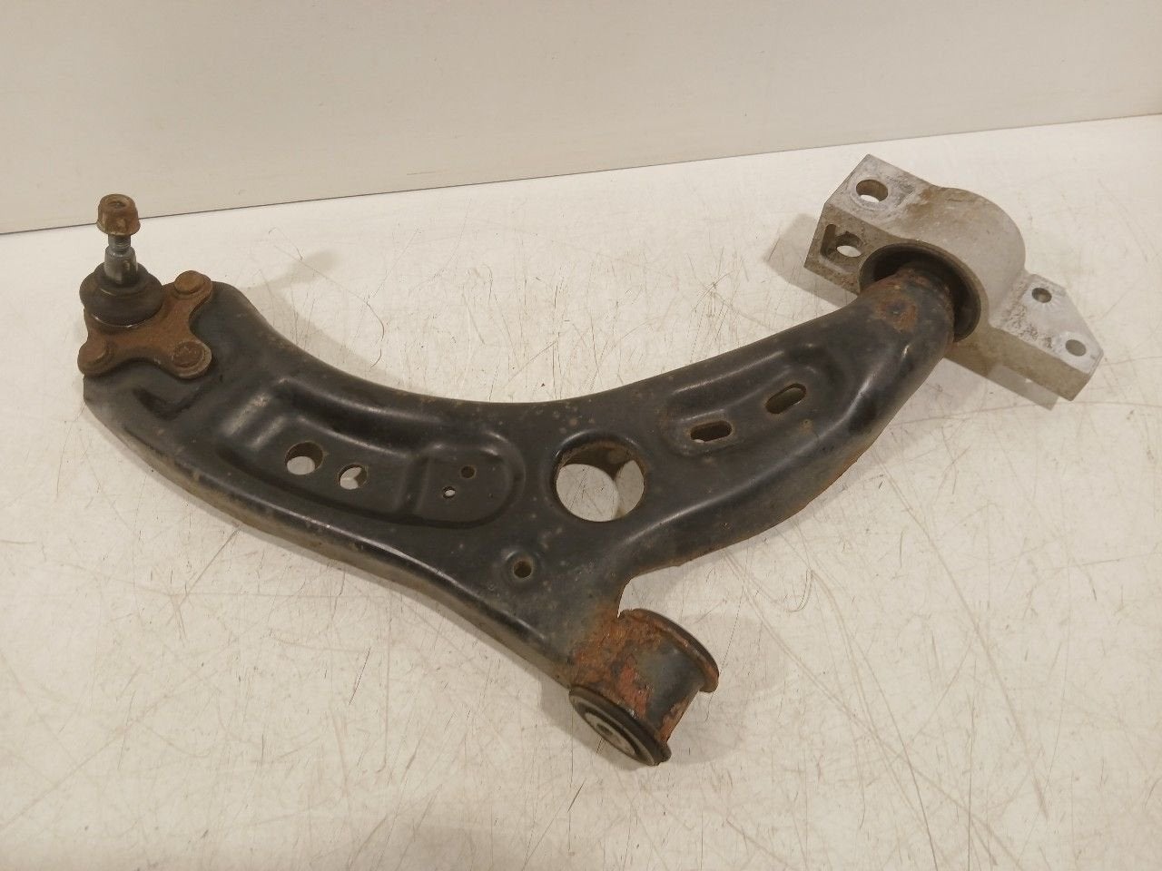 Draagarm rechts voor Volkswagen Golf, Onderdelen@venauto.nl, Van der Ven Autorecycling B.V., Gebruikt, Ettenseweg 76, 4706 PB Roosendaal, The Netherlands