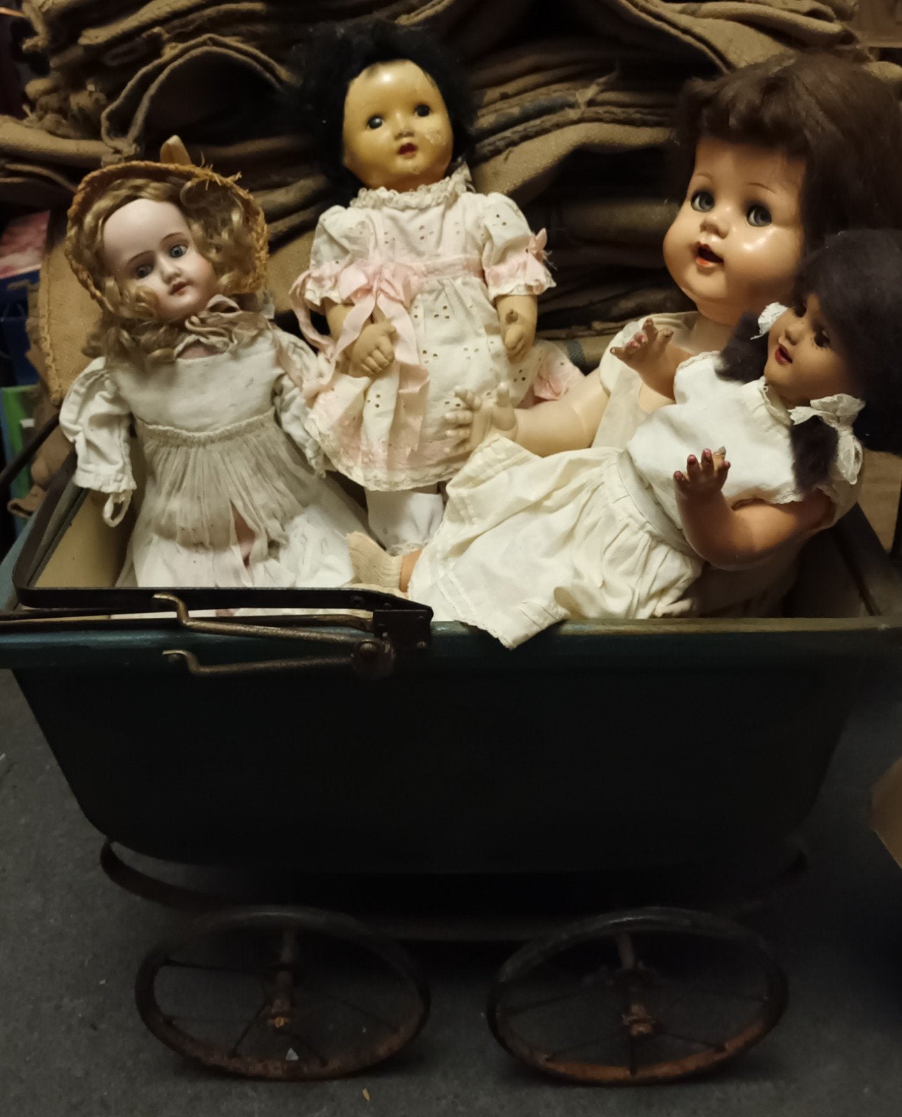 Antieke poppen 4 stuks. En antieke poppenwagen., Ophalen of Verzenden, Gebruikt, Popje