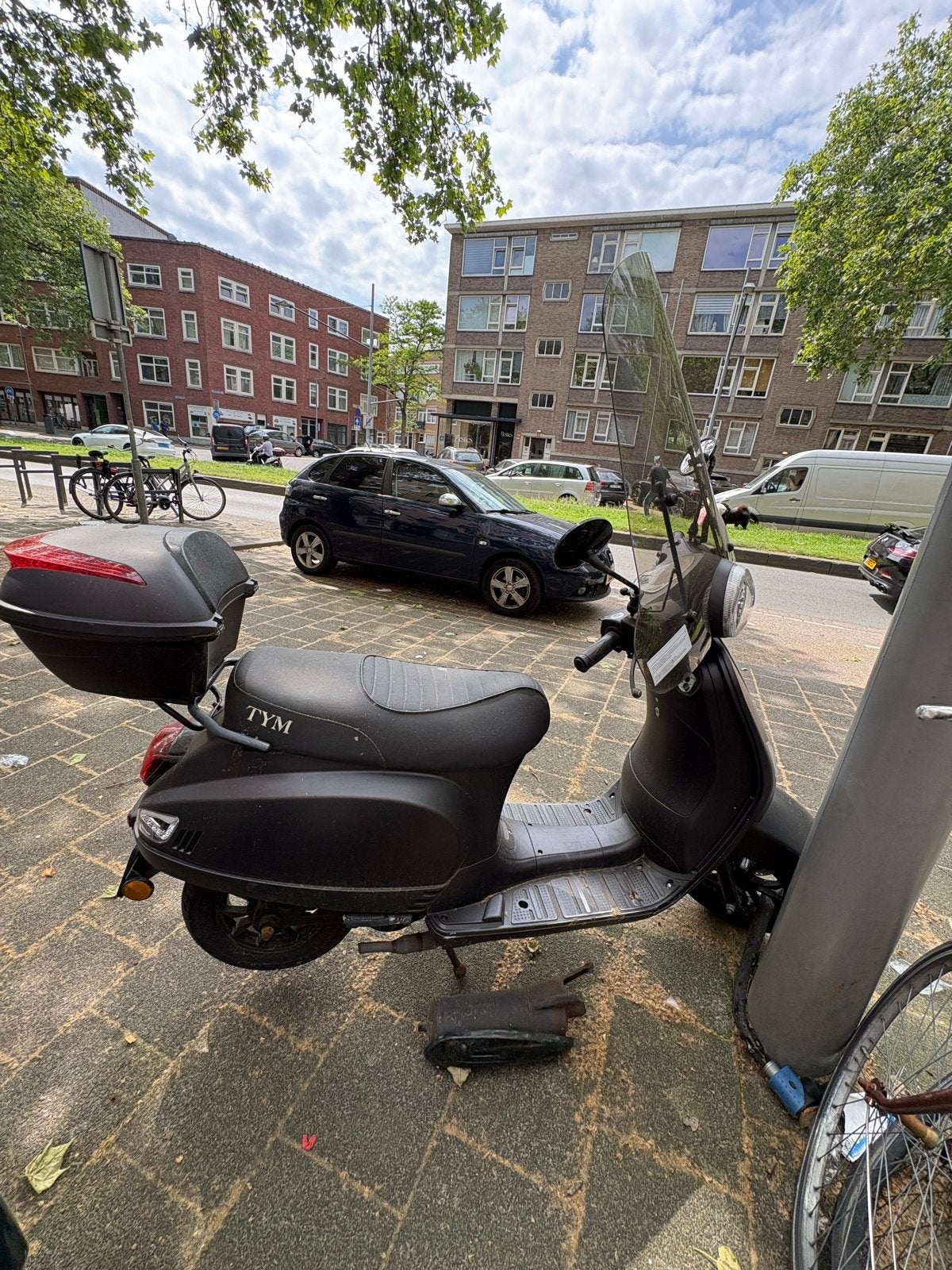 TYM SXL-50 Scooter met windscherm, bagagedrager en slot, Ophalen, Gebruikt, Maximaal 45 km/u, Benzine