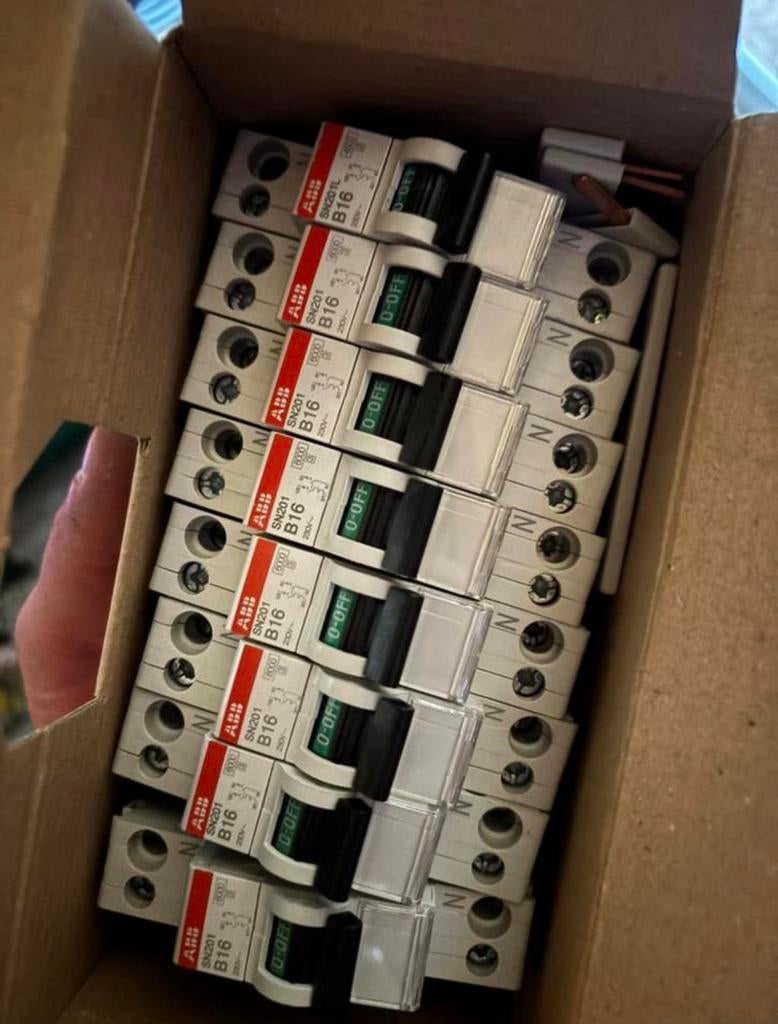 Te koop abb hager groepenkast hoofdschakelaar beltrafo groep, Doe-het-zelf en Verbouw, Elektra en Kabels, Ophalen, Zo goed als nieuw