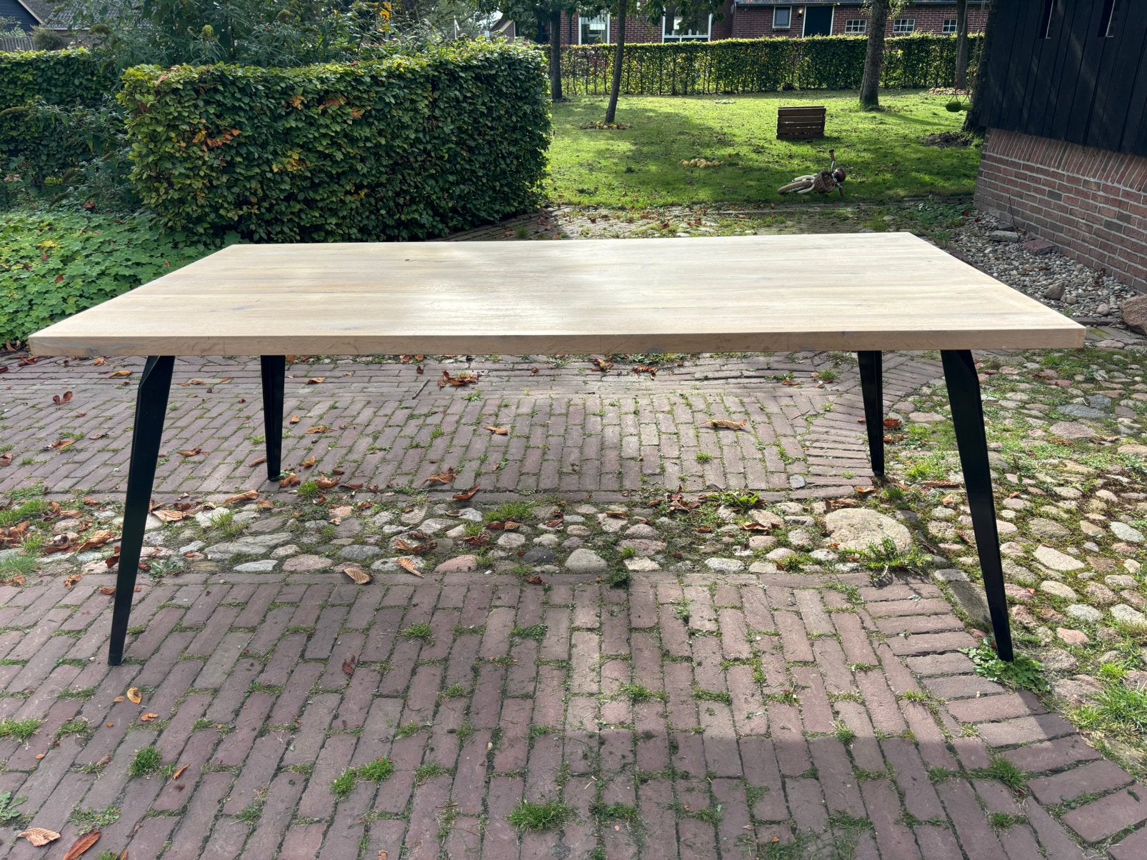 Foto 2 van Mooie massief eiken houten eettafel met zwarte metalen poten