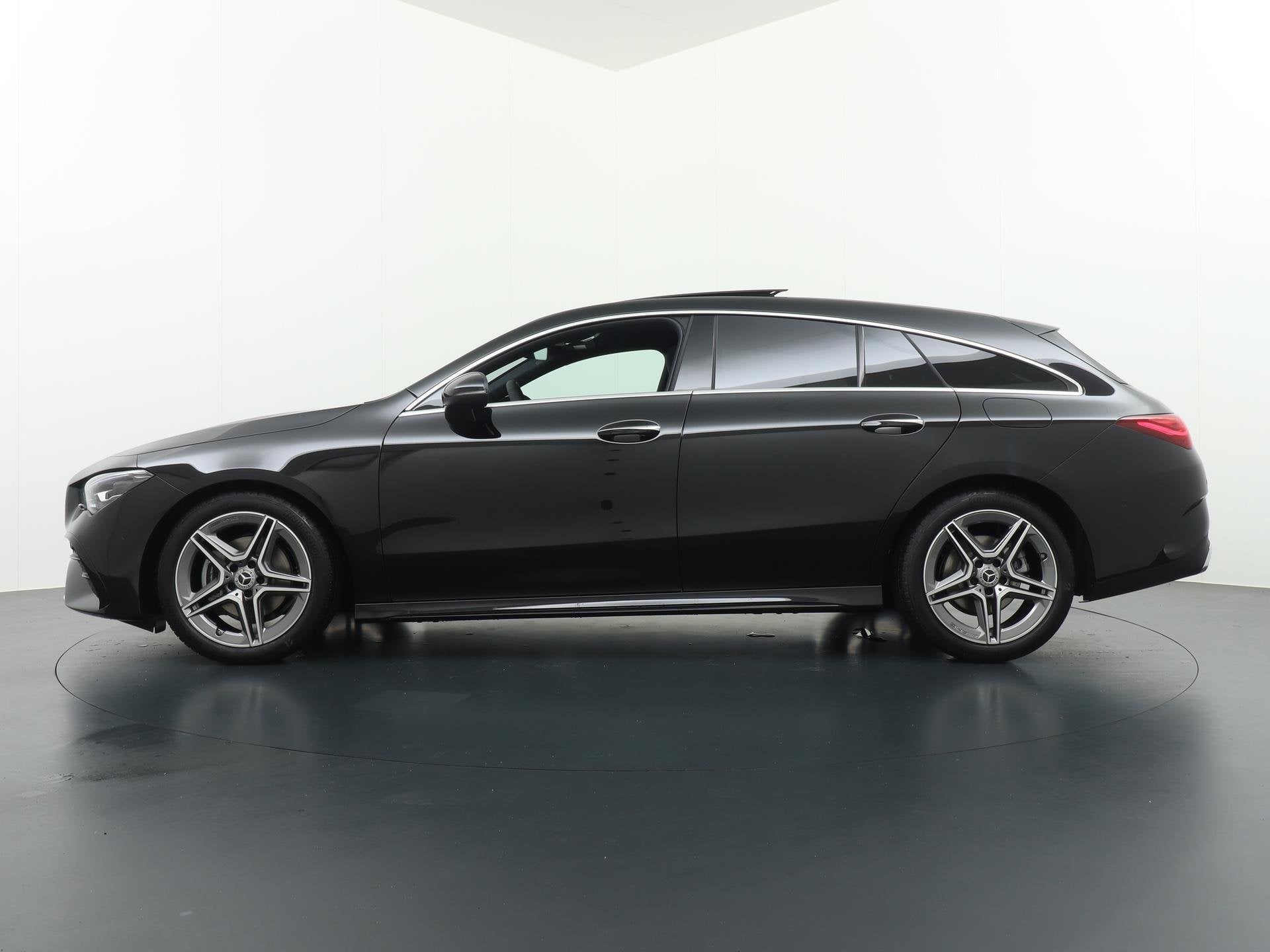 Mercedes-Benz CLA-klasse Shooting Brake 180 AMG Star Edition, CLA, 136 pk, 4 cilinders, Zwart