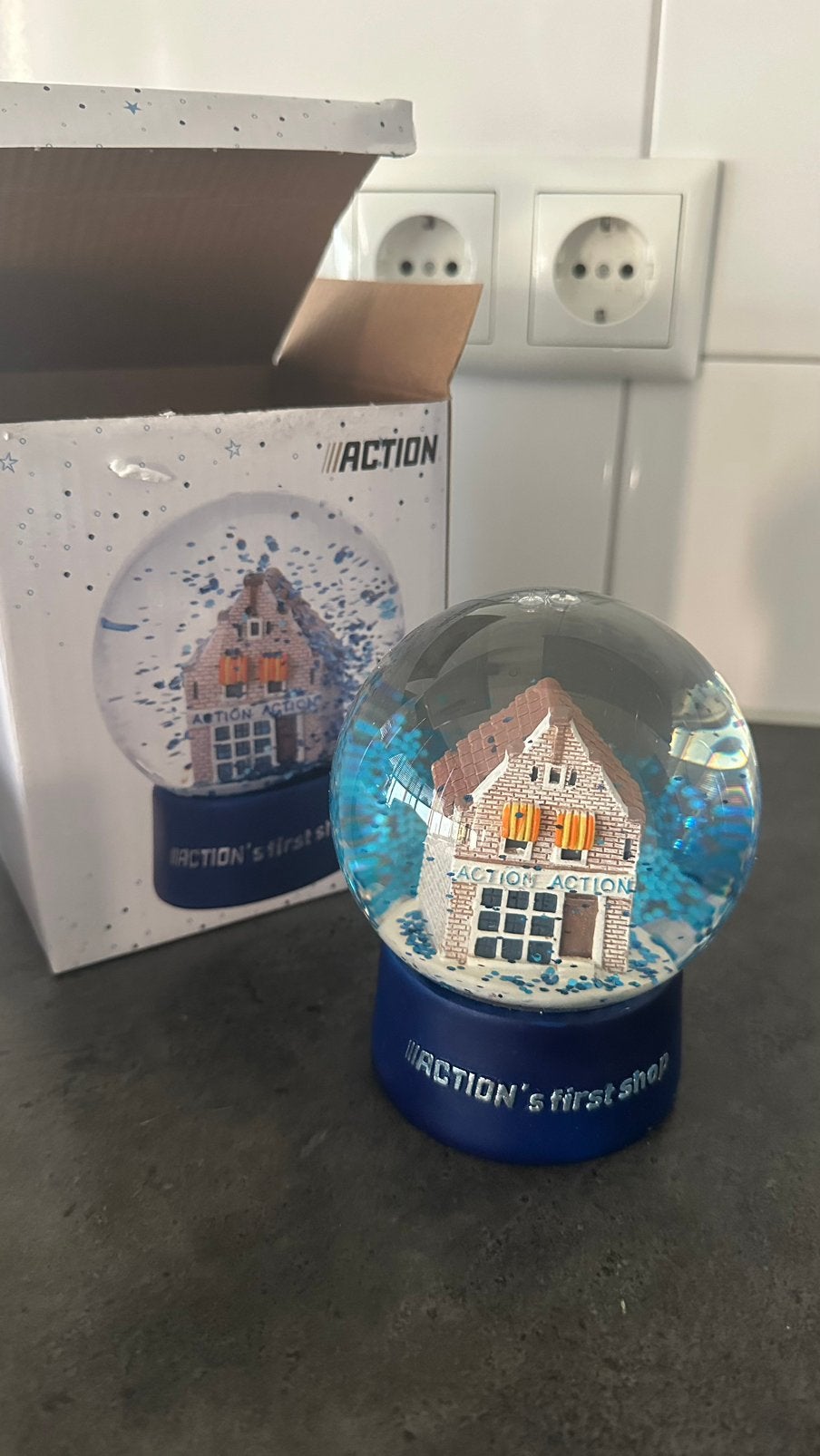 Action’s first shop sneeuwbol, nieuw in doos, Verzamelen, Beelden en Beeldjes, Ophalen of Verzenden, Nieuw, Overige typen
