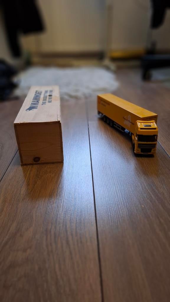 Mammoet vrachtwagen model met trailer en houten kistje, 1:50 of kleiner, Zo goed als nieuw, Truck, Ophalen