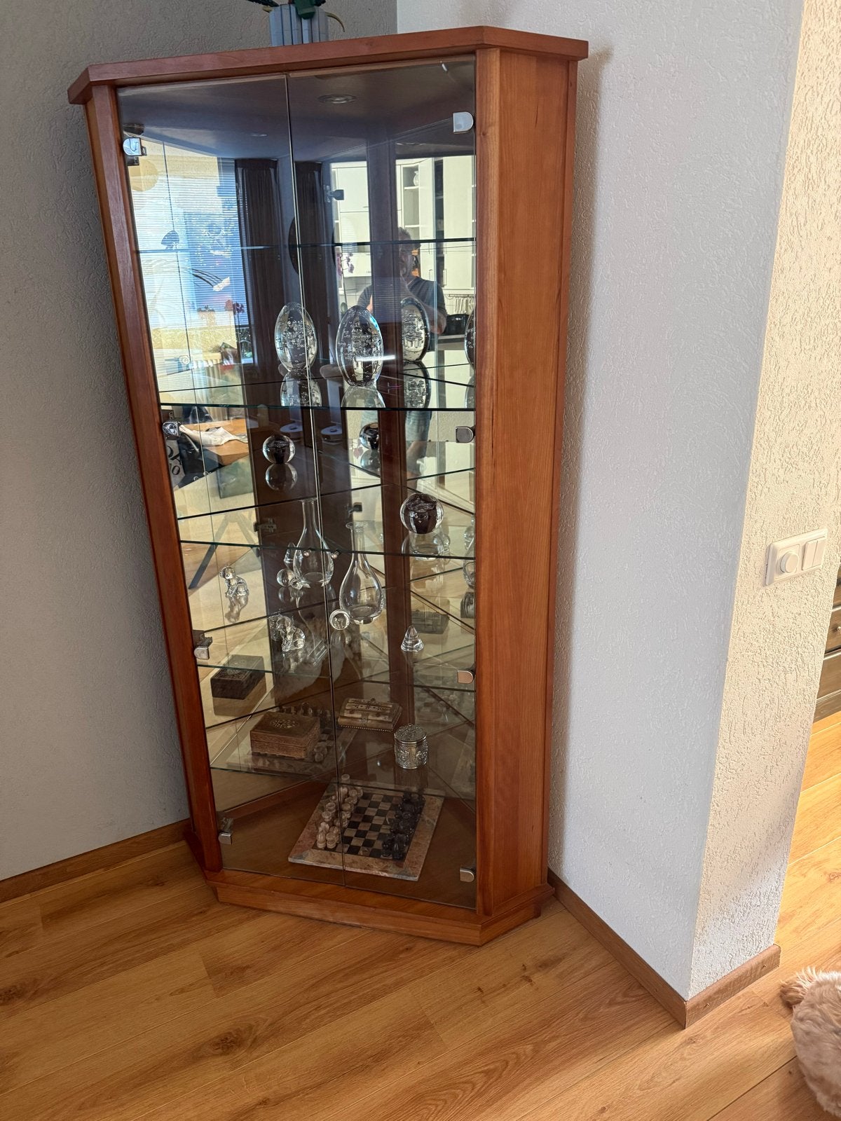 Glazen vitrinekast met kersenhouten frame, Ophalen, Glas, Gebruikt, 50 tot 100 cm