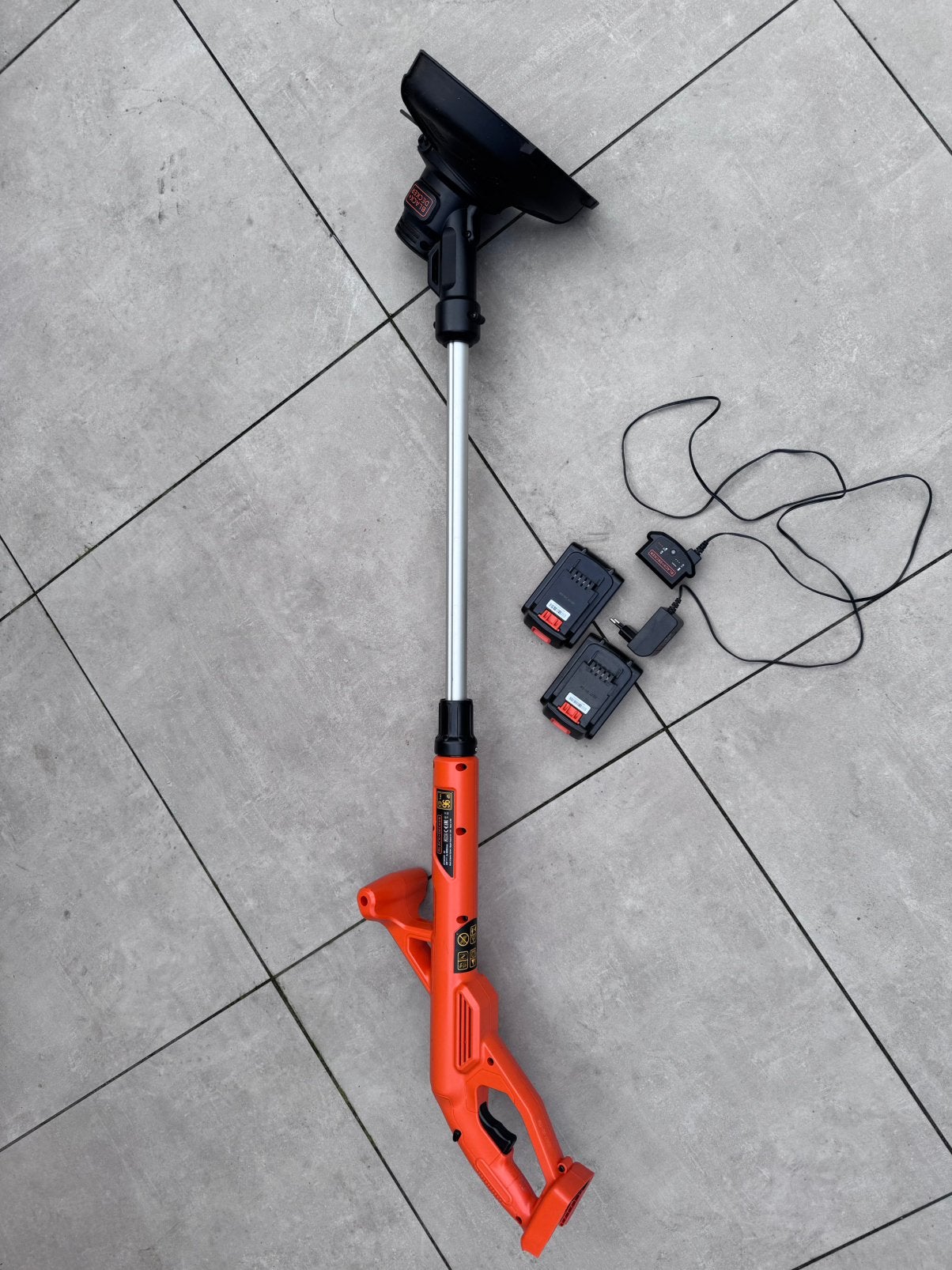 BLACK+DECKER 18V trimmer ST182320 + 2 accu’s!, Ophalen, Gebruikt, Accu