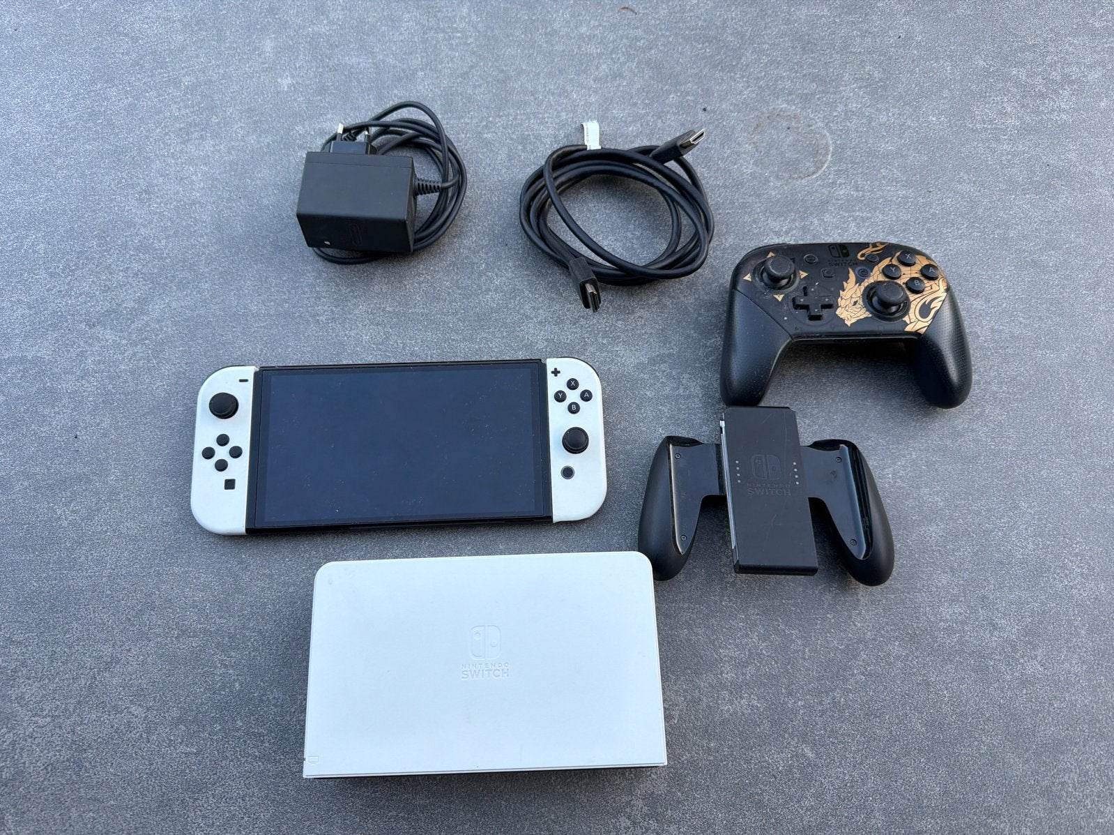 Nintendo Switch OLED met Monster Hunter Pro Controller, Spelcomputers en Games, Spelcomputers | Nintendo Switch, Ophalen, Gebruikt
