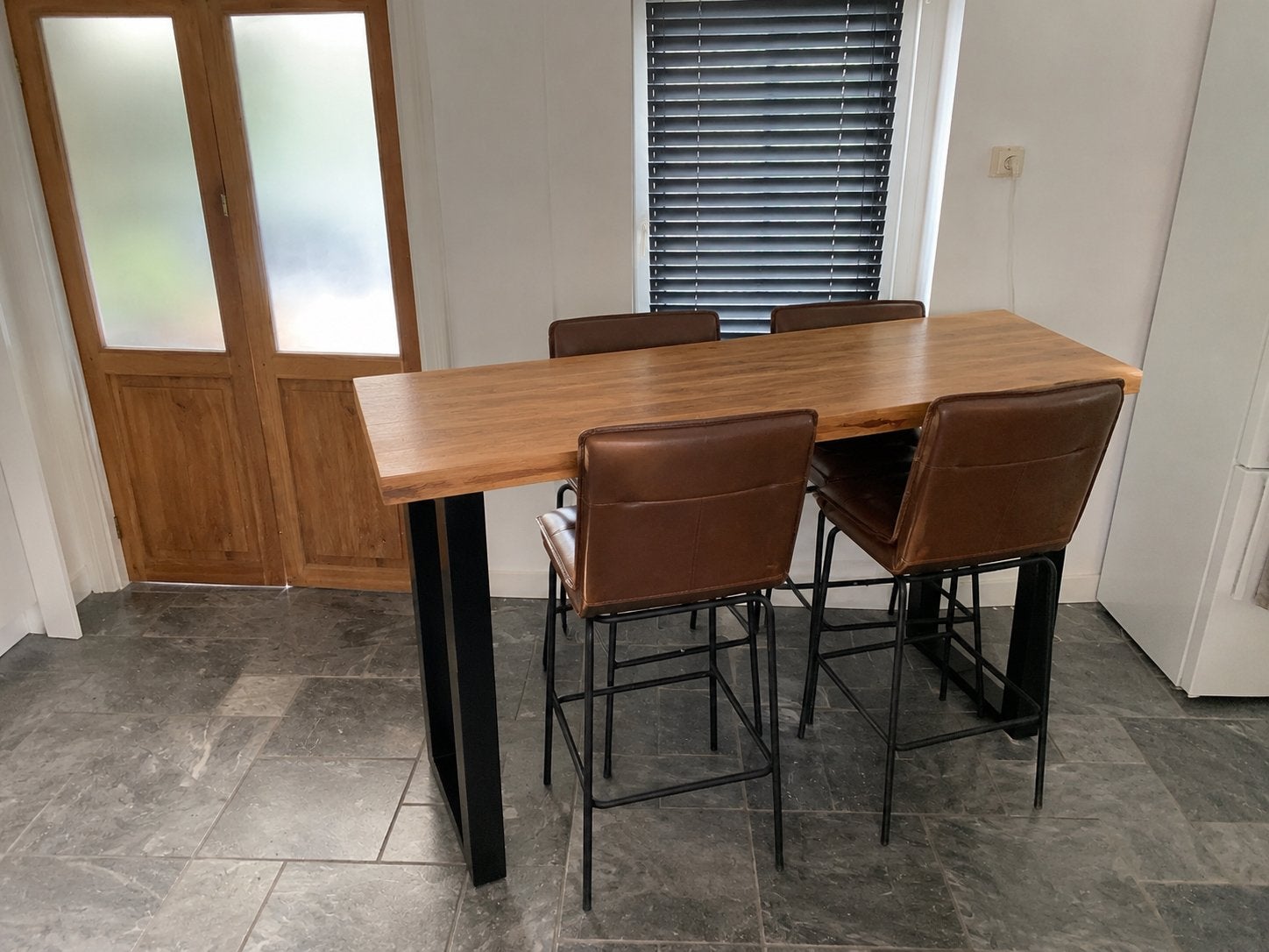 Industriële bartafel met zwaar metalen onderstel + 4 barkruk, Huis en Inrichting, Tafels | Eettafels, Ophalen, Gebruikt, 100 tot 150 cm