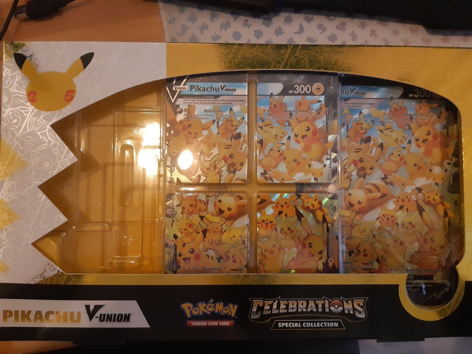 Pikachu V union Celebrations doos zonder packs, Hobby en Vrije tijd, Verzamelkaartspellen | Pokémon, Ophalen of Verzenden