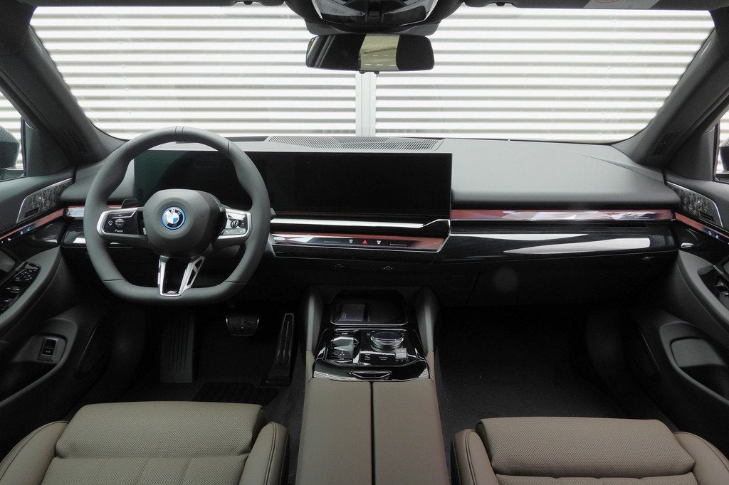 BMW i5 Touring eDrive40 M Sport / Panoramadak / Trekhaak / C, Auto's, BMW, Automaat, Achterwielaandrijving, Stoelverwarming, Nieuw