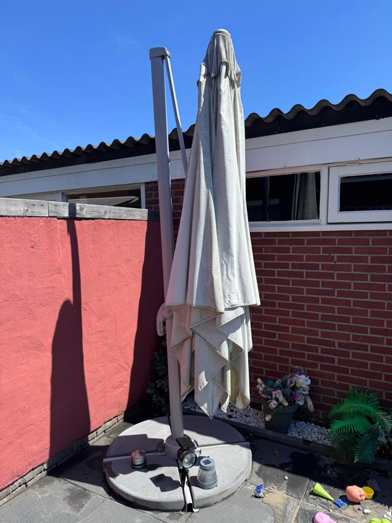 Grote zweefparasol met voet - Ideaal voor terras, Tuin en Terras, Ophalen, Gebruikt, 2 tot 3 meter, Zweefparasol