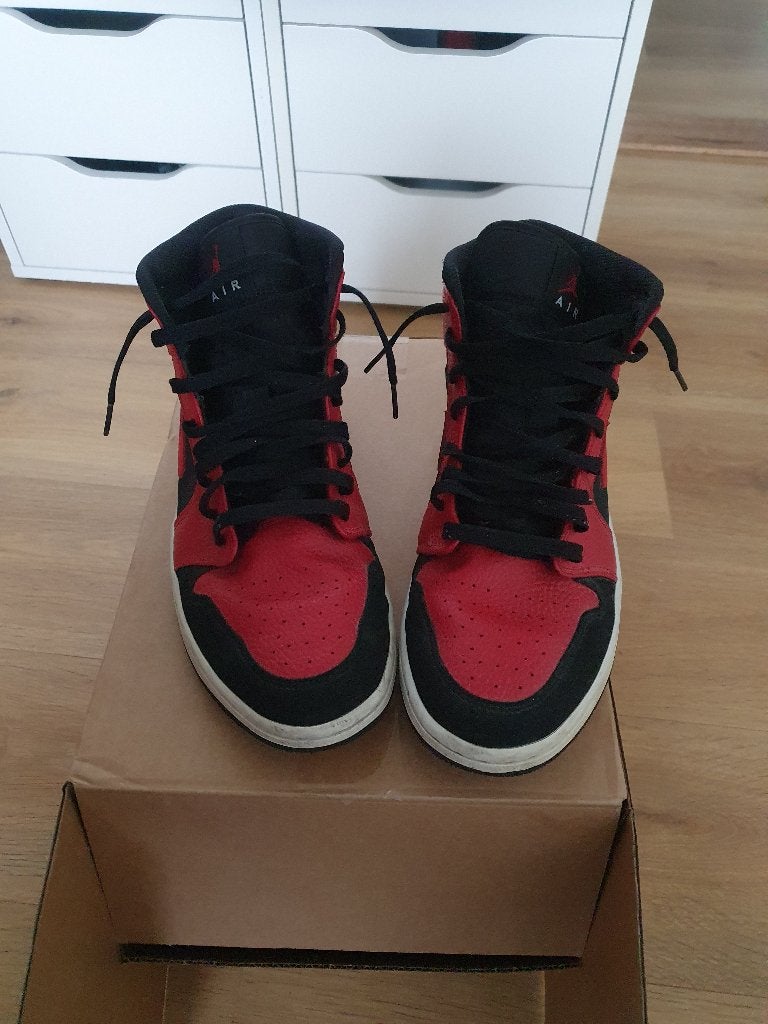 Jordan 1 Mid sneakers rood/zwart - Maat 44, Kleding | Heren, Schoenen, Overige kleuren, Ophalen of Verzenden, Jordan, Sneakers of Gympen