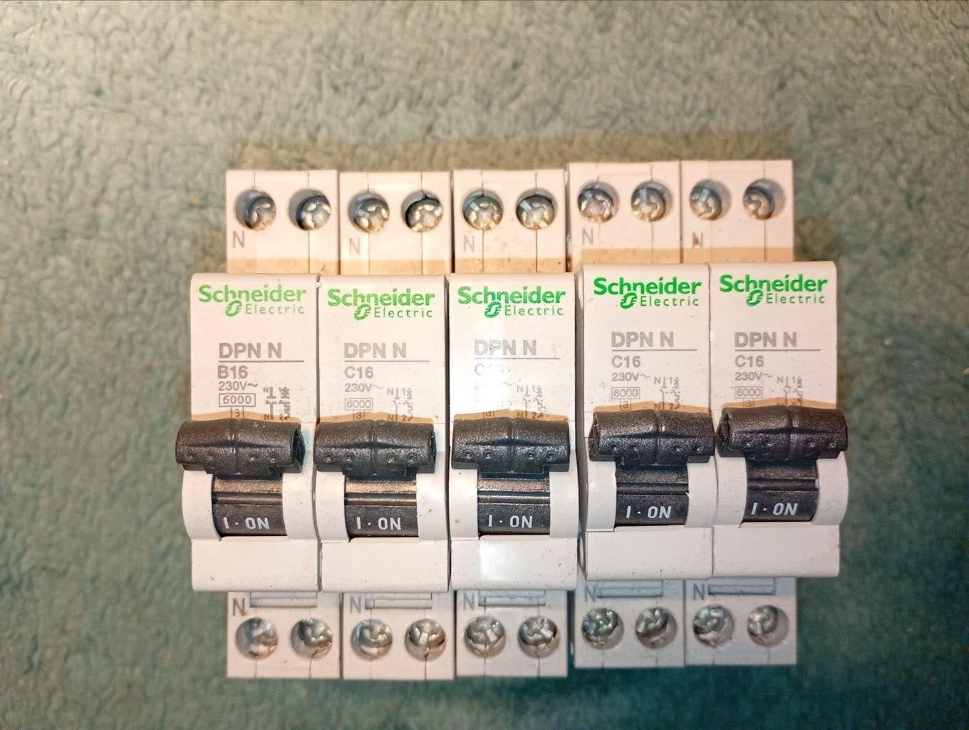 Schneider installatie automaat 1xB16/4x C16 P+N - 5 stuks, Ophalen of Verzenden, Zo goed als nieuw, Overige typen