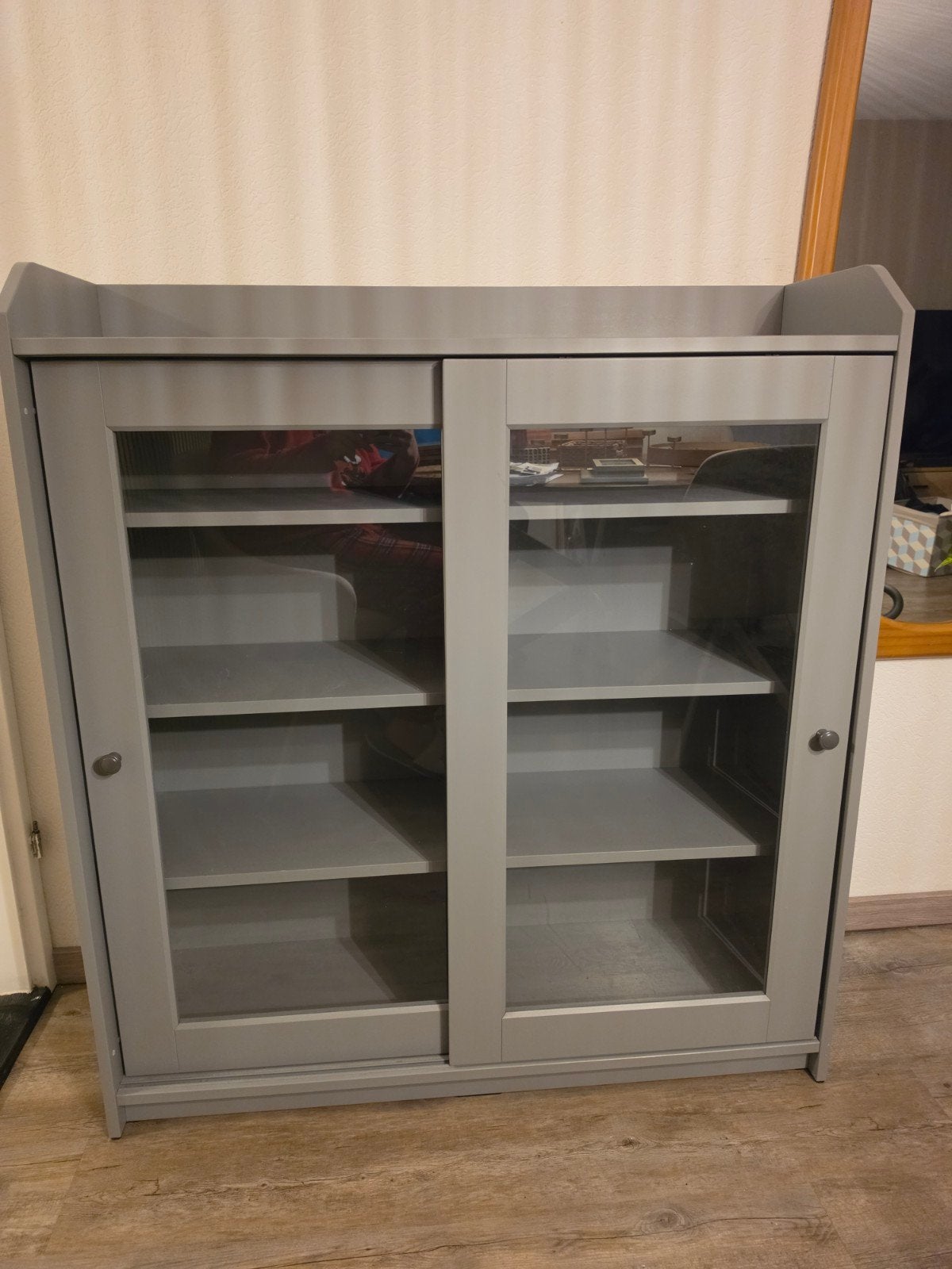 Grijze vitrinekast met glazen schuifdeuren, Ophalen, Met deur(en), 100 tot 150 cm, Overige houtsoorten