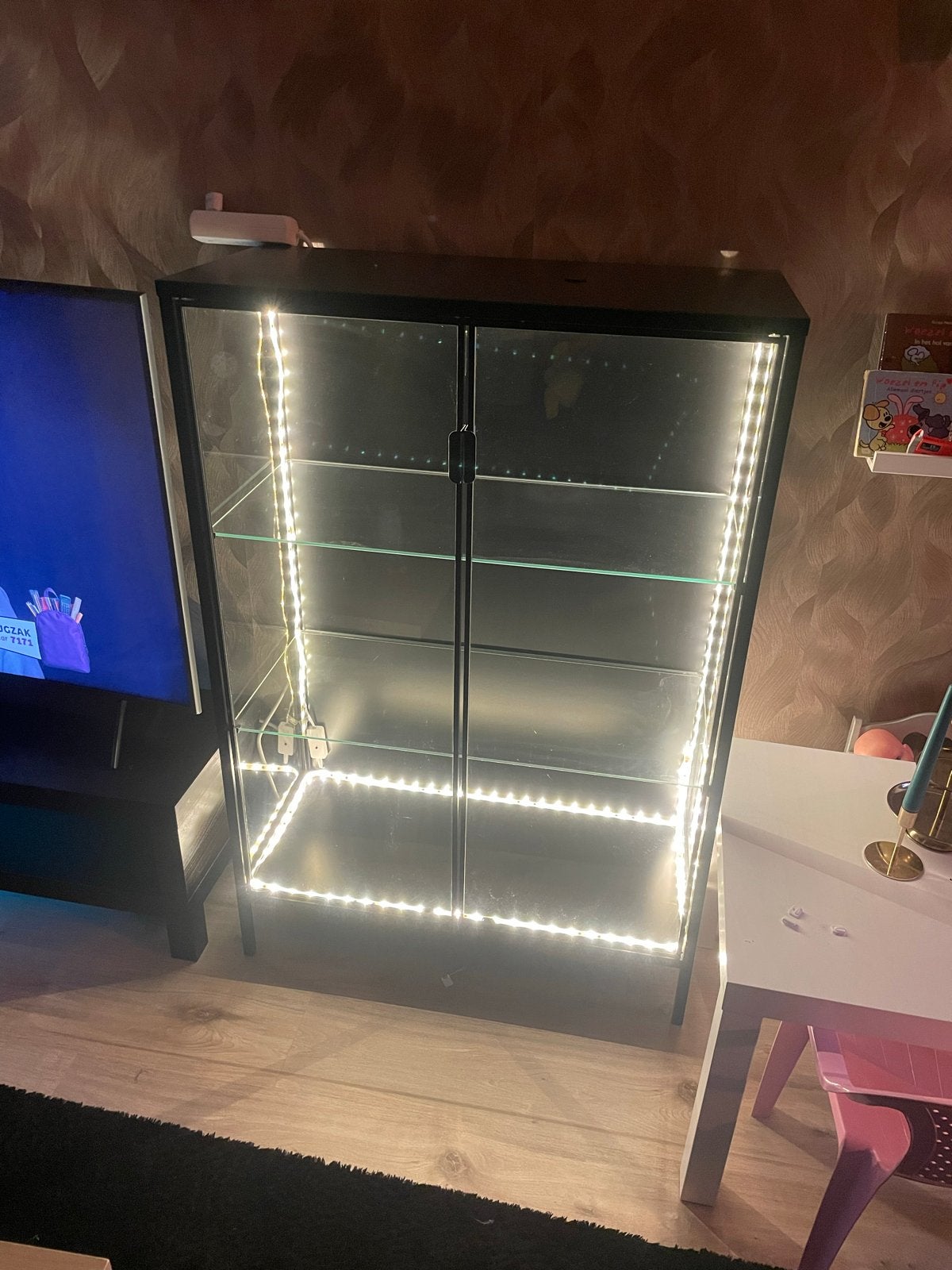IKEA RUDSTA Vitrinekast met LED-verlichting, Antraciet, Huis en Inrichting, 100 tot 150 cm, Zo goed als nieuw, Metaal, 25 tot 50 cm