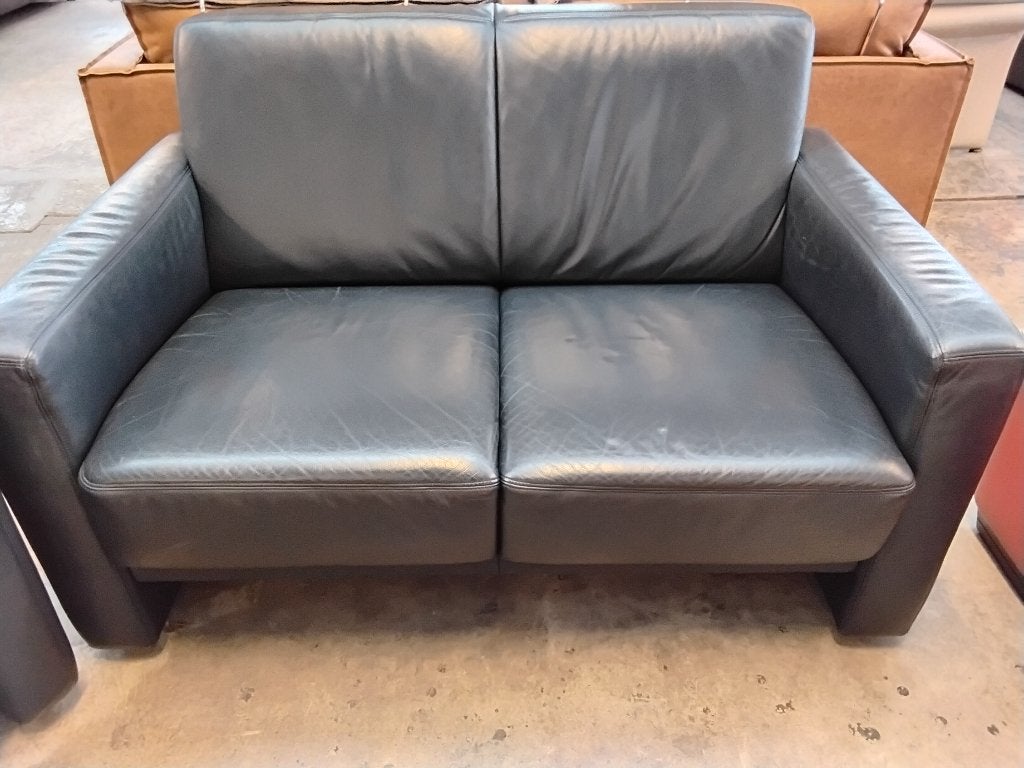 Bank 130cm + stoel 75 cm. Leer. Set 225=! Second Life W'ga, Huis en Inrichting, Ophalen, Zo goed als nieuw, Rechte bank, Minder dan 150 cm