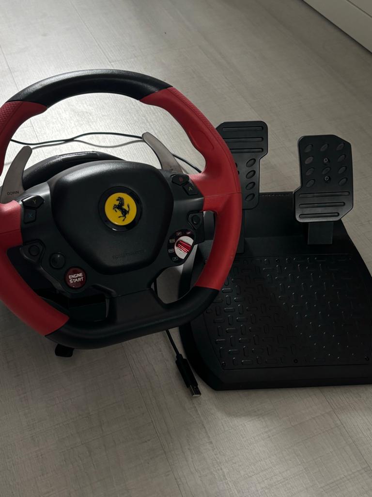 Thrustmaster Ferrari 458 Spider racestuur met pedalen., Spelcomputers en Games, Spelcomputers | Xbox | Accessoires, Zo goed als nieuw