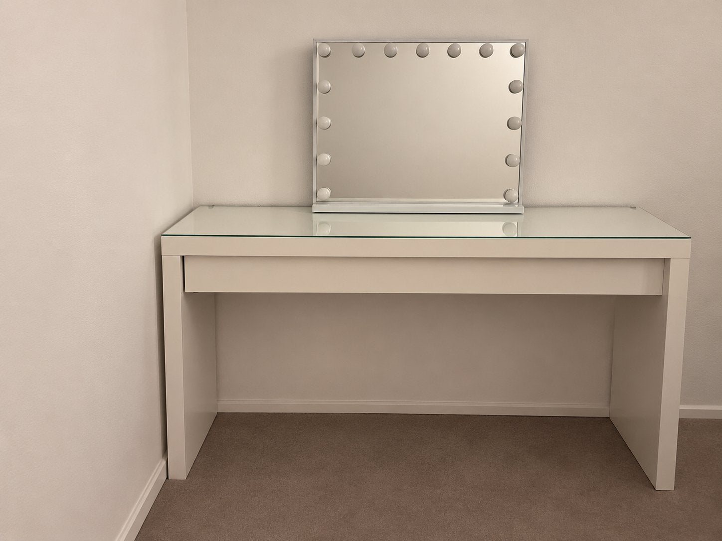 Witte make-uptafel met glazen blad & Hollywood spiegel, Ophalen, Zo goed als nieuw, 50 tot 100 cm, Minder dan 100 cm