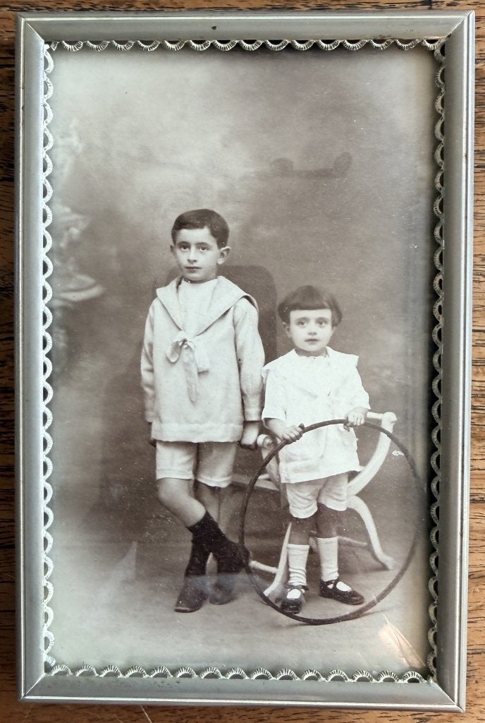 Oud fotolijstje (1015) met fraaie rand en bol glas, Ophalen of Verzenden