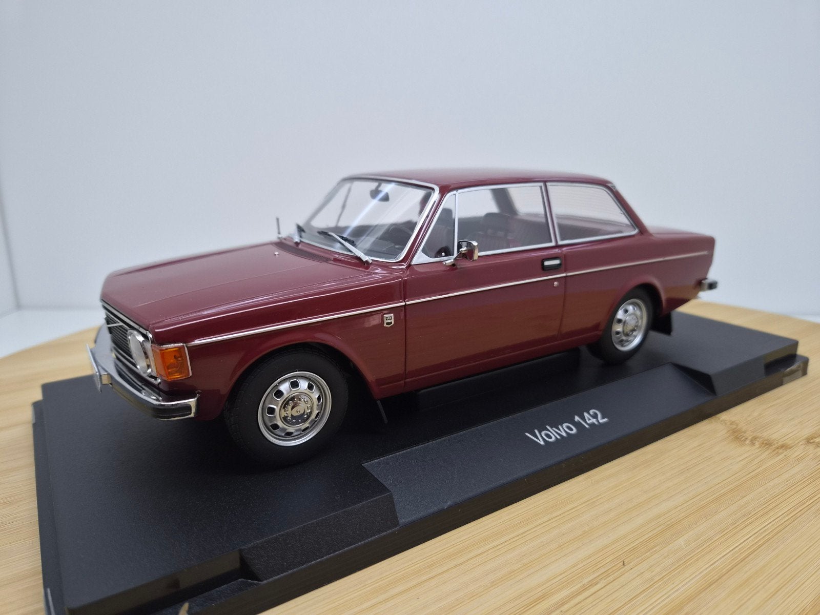 Aanbieding! MCG Volvo 142 Donkerrood 1:18, Hobby en Vrije tijd, Modelauto's | 1:18, Overige merken, C, Nieuw, Ophalen of Verzenden