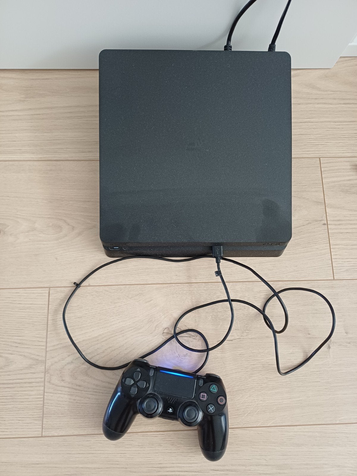 PlayStation 4 Slim 1TB met 2 controllers, Spelcomputers en Games, Ophalen, Met 2 controllers, Zo goed als nieuw, 1 TB
