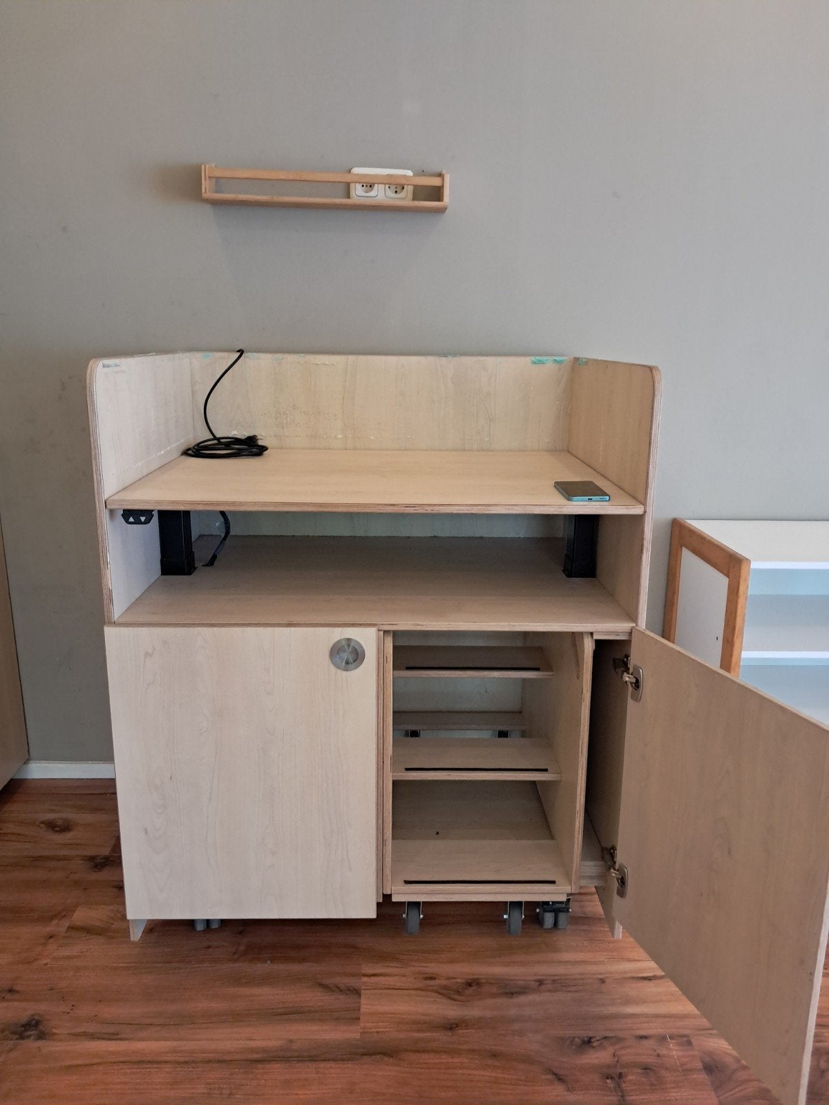 Kinderopvang commode elektrisch verstelbaar, Ophalen, Zo goed als nieuw, Ledikant