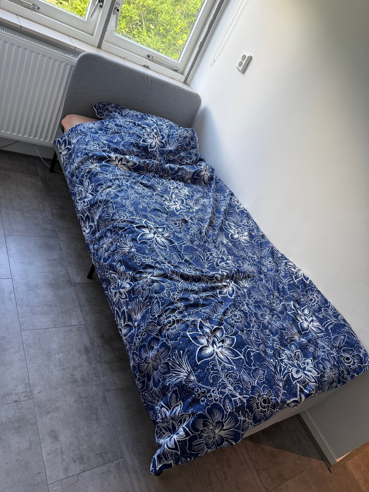 Comfortabel eenpersoonsbed met hoofdbord ikea slattum, Ophalen, Gebruikt, 90 cm, Eenpersoons