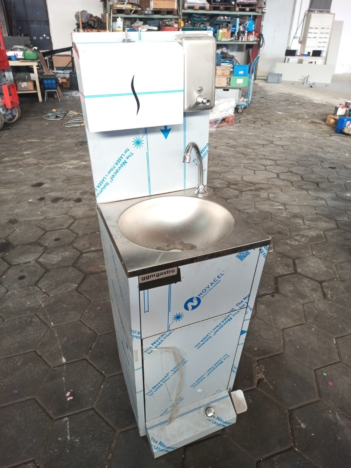 RVS Spoelbak met Dispenser en Papierhouder - GGMgastro, Zakelijke goederen, Horeca | Keukenapparatuur, Ophalen of Verzenden, RVS Meubilair