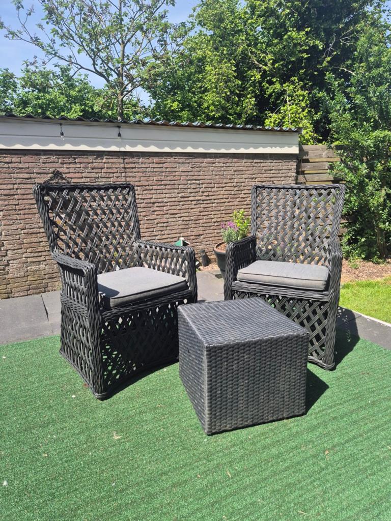 2 zwarte stoelen met tafeltje, Ophalen, Gebruikt