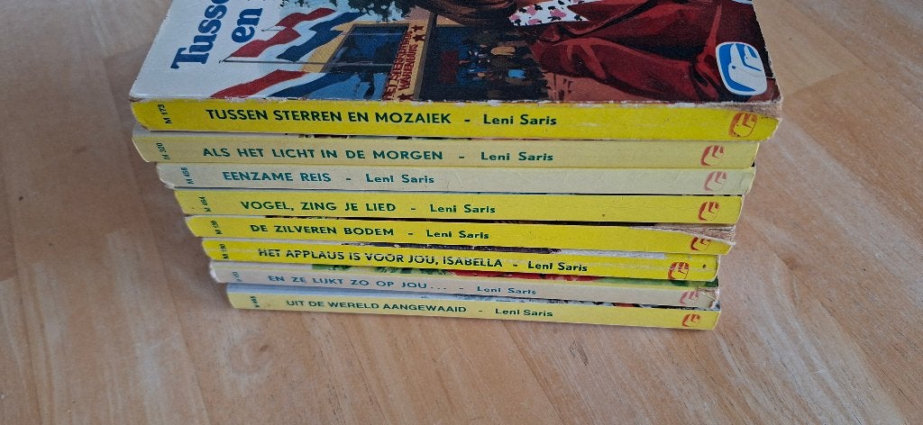 Leni Saris - 8 witte raven pockets, Boeken, Romans, Gelezen, Nederland, Ophalen of Verzenden