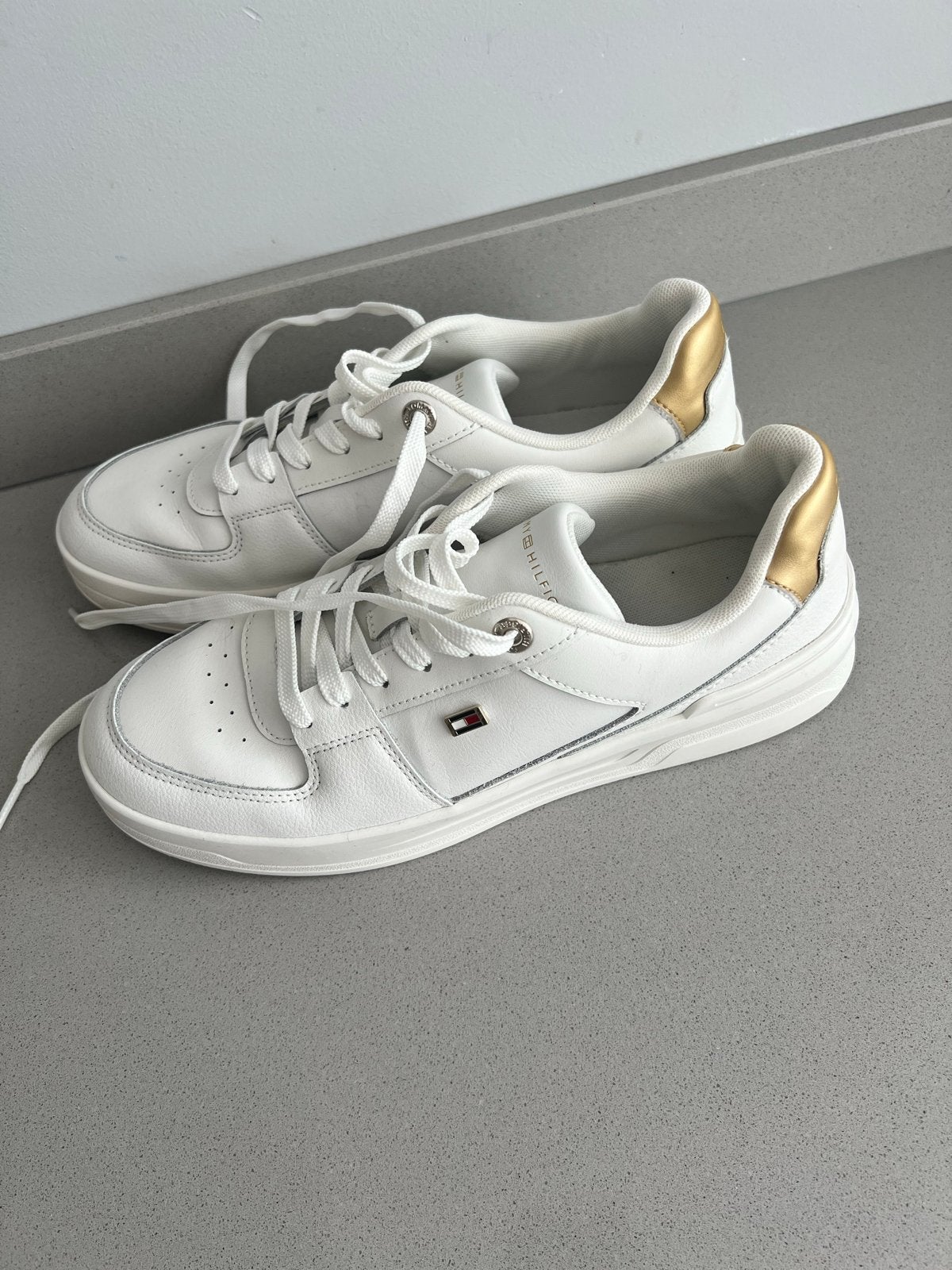 Tommy Hilfiger Essential Basket Sneakers maat 40 Wit Goud, Ophalen of Verzenden, Zo goed als nieuw, Wit, Sneakers of Gympen