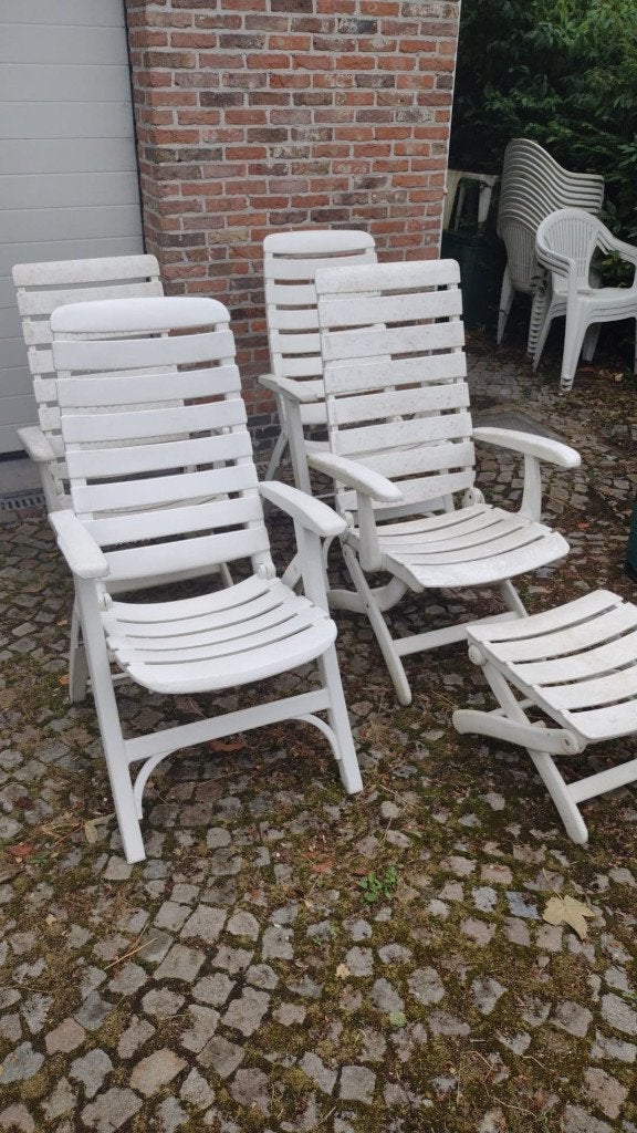 4 Kunststof witte tuinstoelen en een hocker, Tuin en Terras, Tuinstoelen, Ophalen, Gebruikt, Kunststof, Verstelbaar