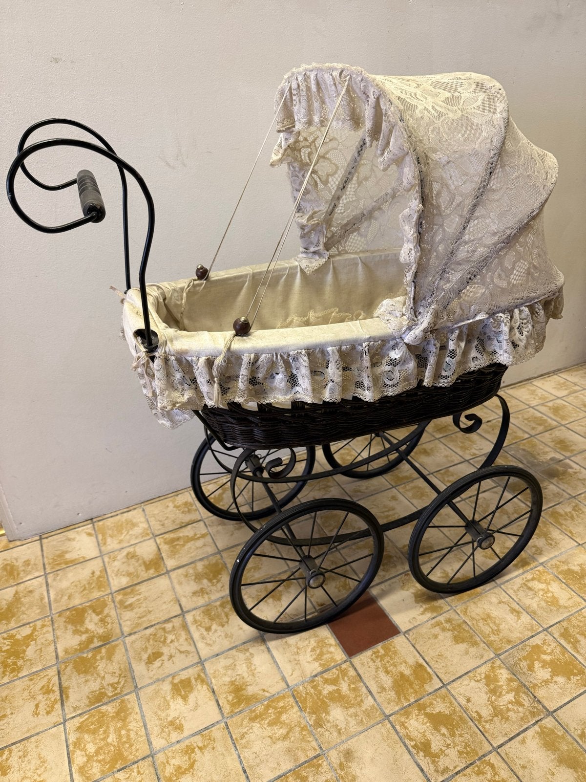 Vintage poppenwagen met kant en rieten mand, Ophalen, Gebruikt, Overige merken