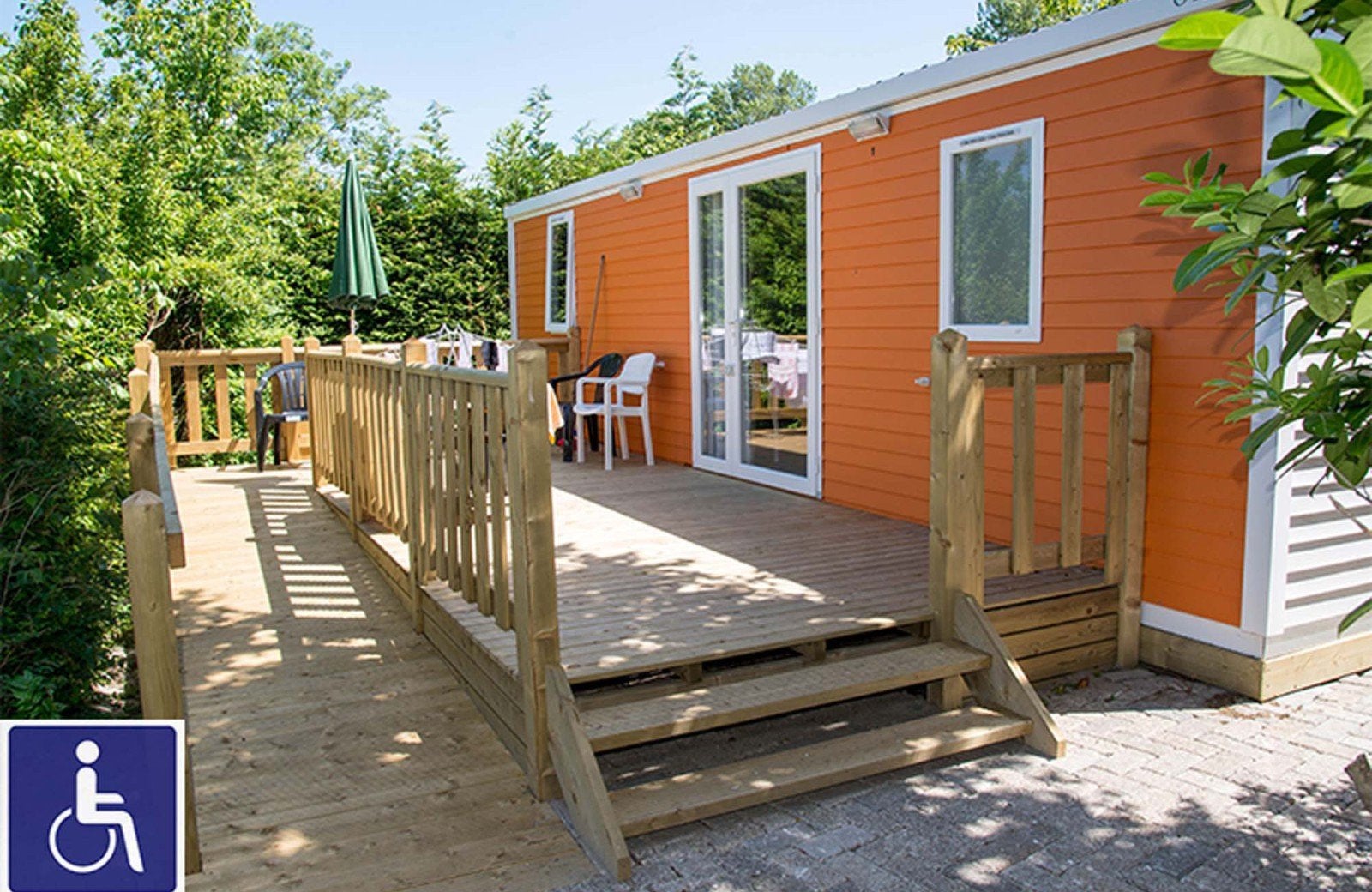 2 stuks winsterharde kunststof chalets (rolstoelvriendelijk)