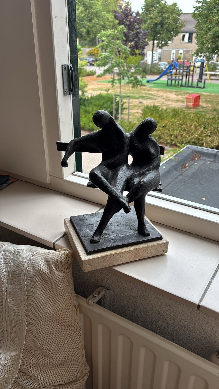 bronzen beeld van twee figuren, Ger van Tankeren, Groep mensen, Ophalen of Verzenden, Brons, Op sokkel