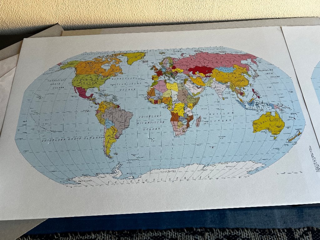 2 wereldkaarten, Ophalen, Zo goed als nieuw, Papier/karton