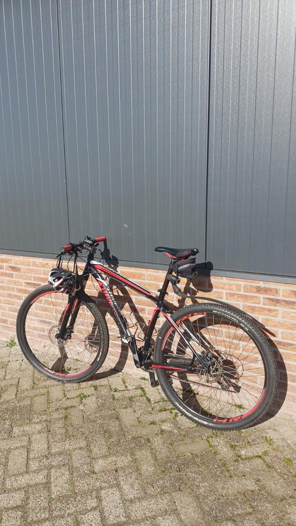 Specialized mountainbike met helm en toebehoren, Ophalen