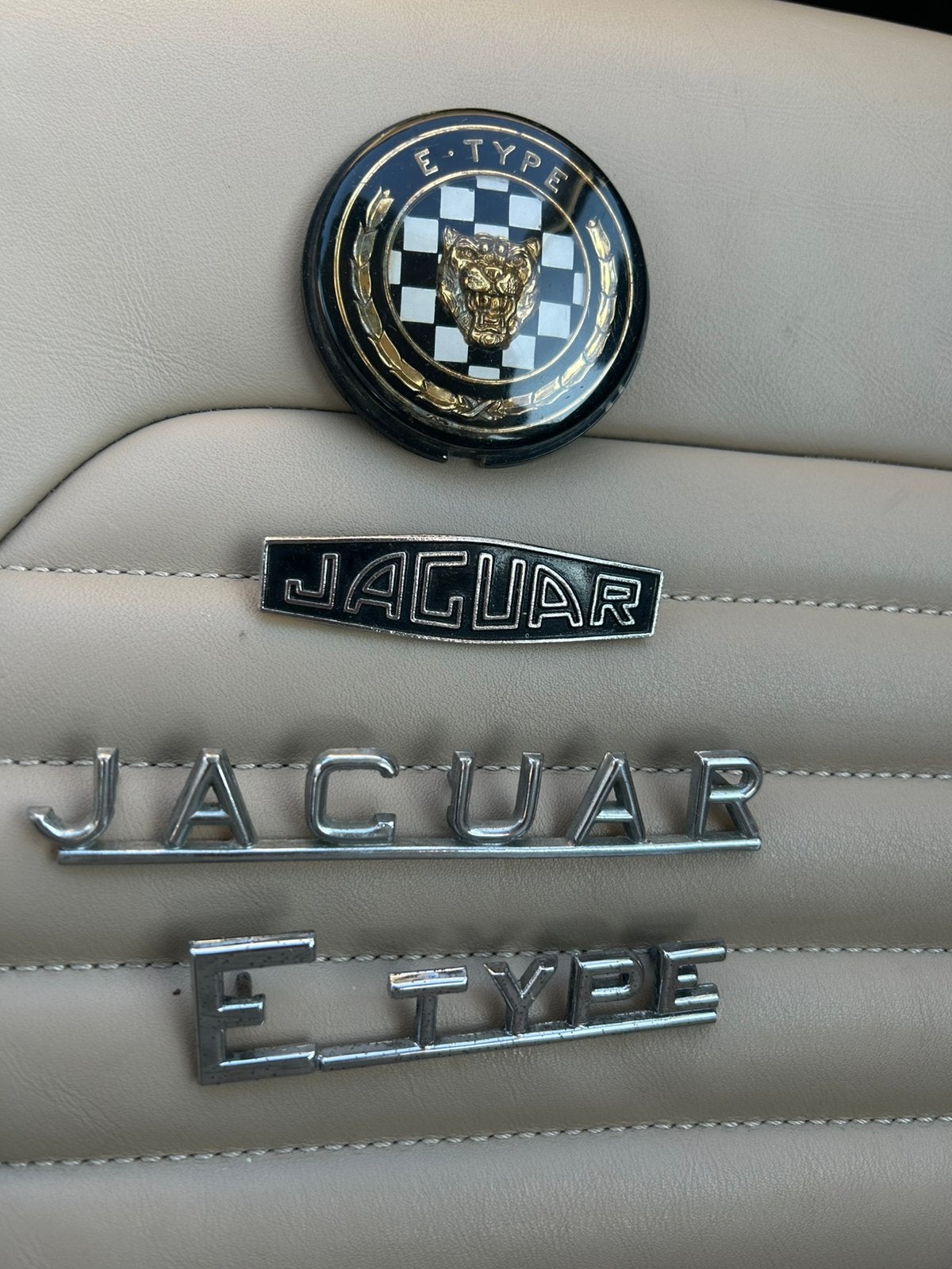 Originele Jaguar E-type emblemen, en claxon drukker insert, Auto-onderdelen, Gebruikt, Achterklep, Ophalen of Verzenden, Jaguar