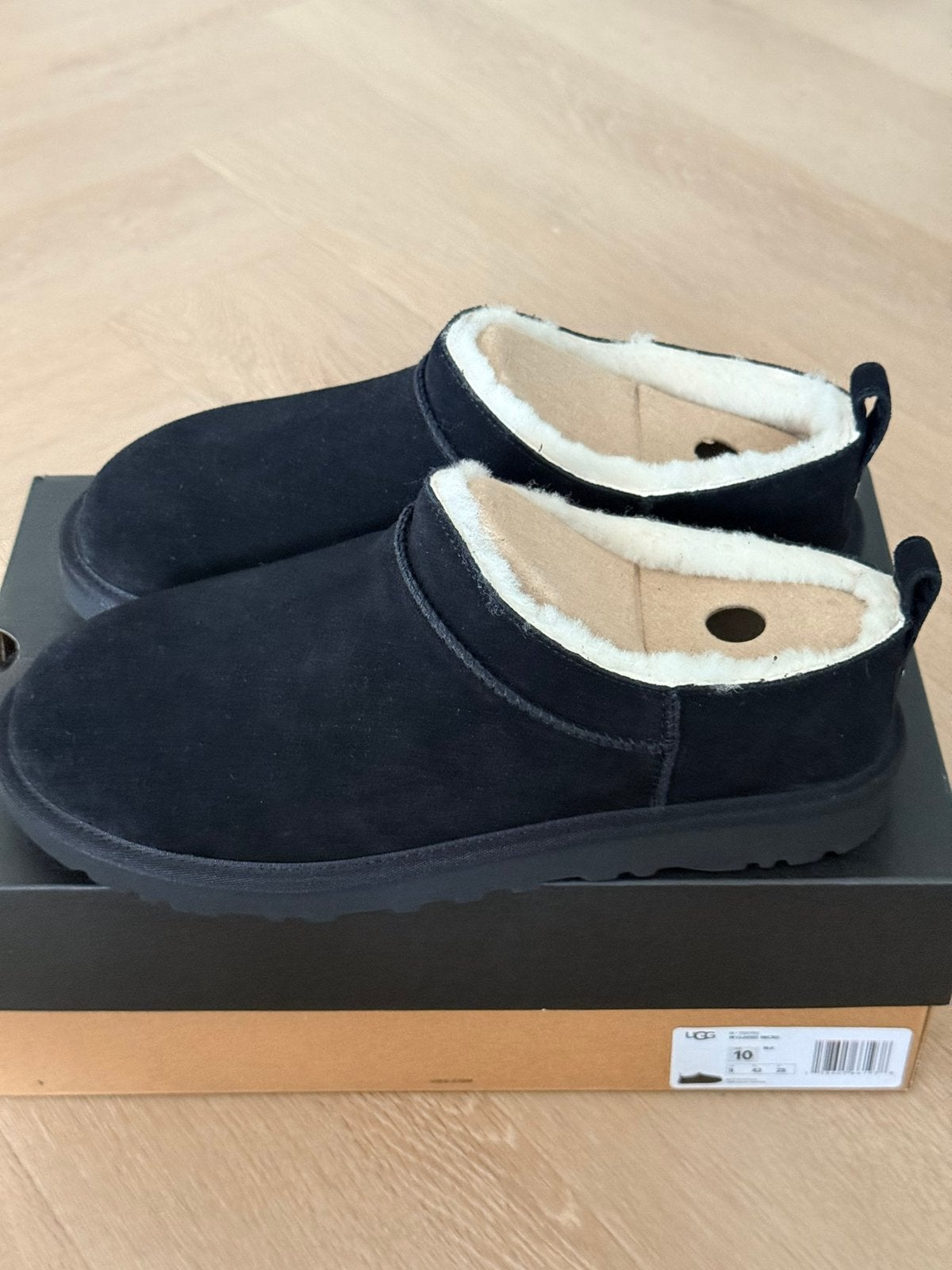 UGG Classic Micro instapper Zwart Suède EU43, Loafers, UGG, Zwart, Nieuw