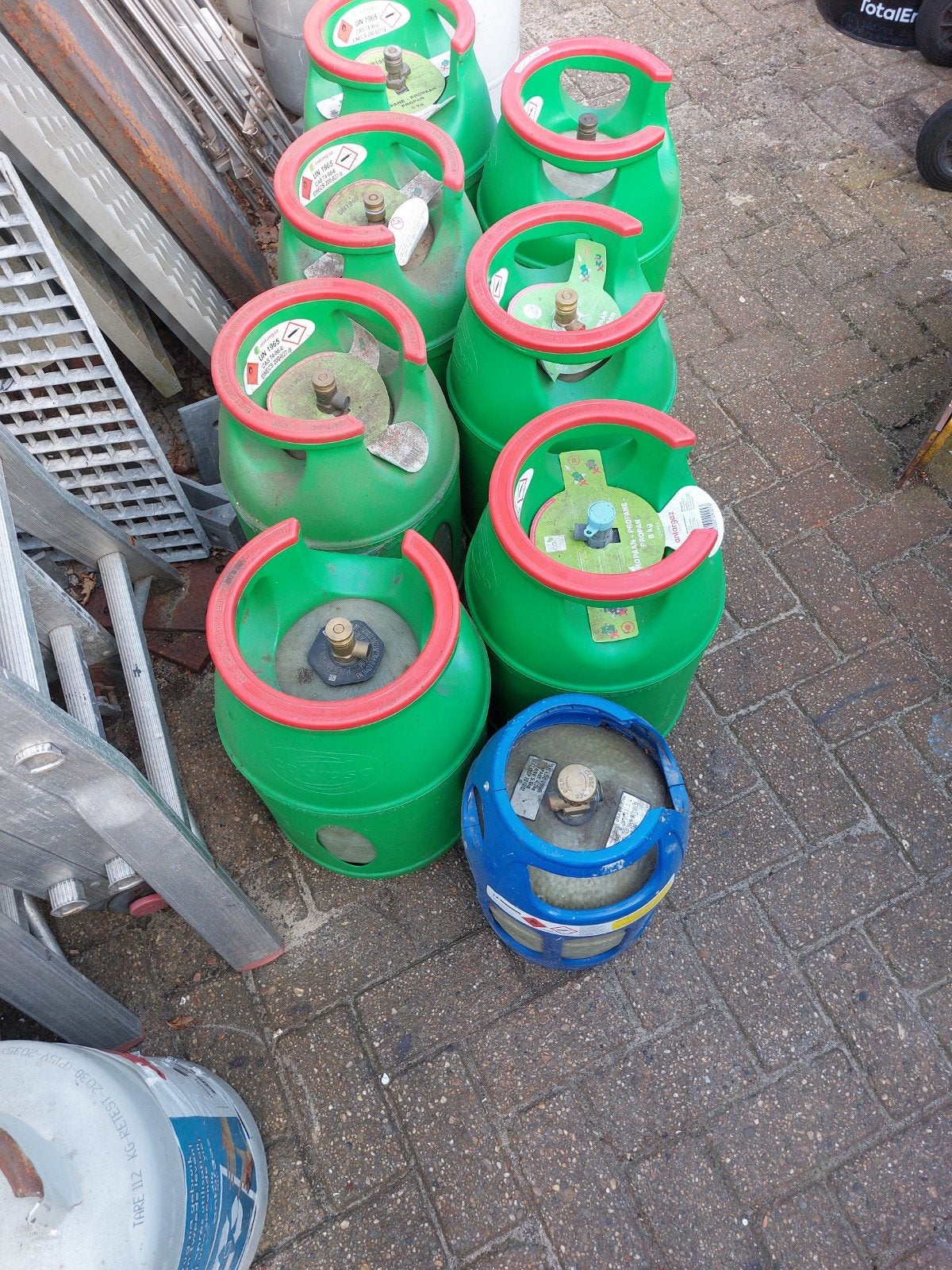 8 gasflessen, Ophalen