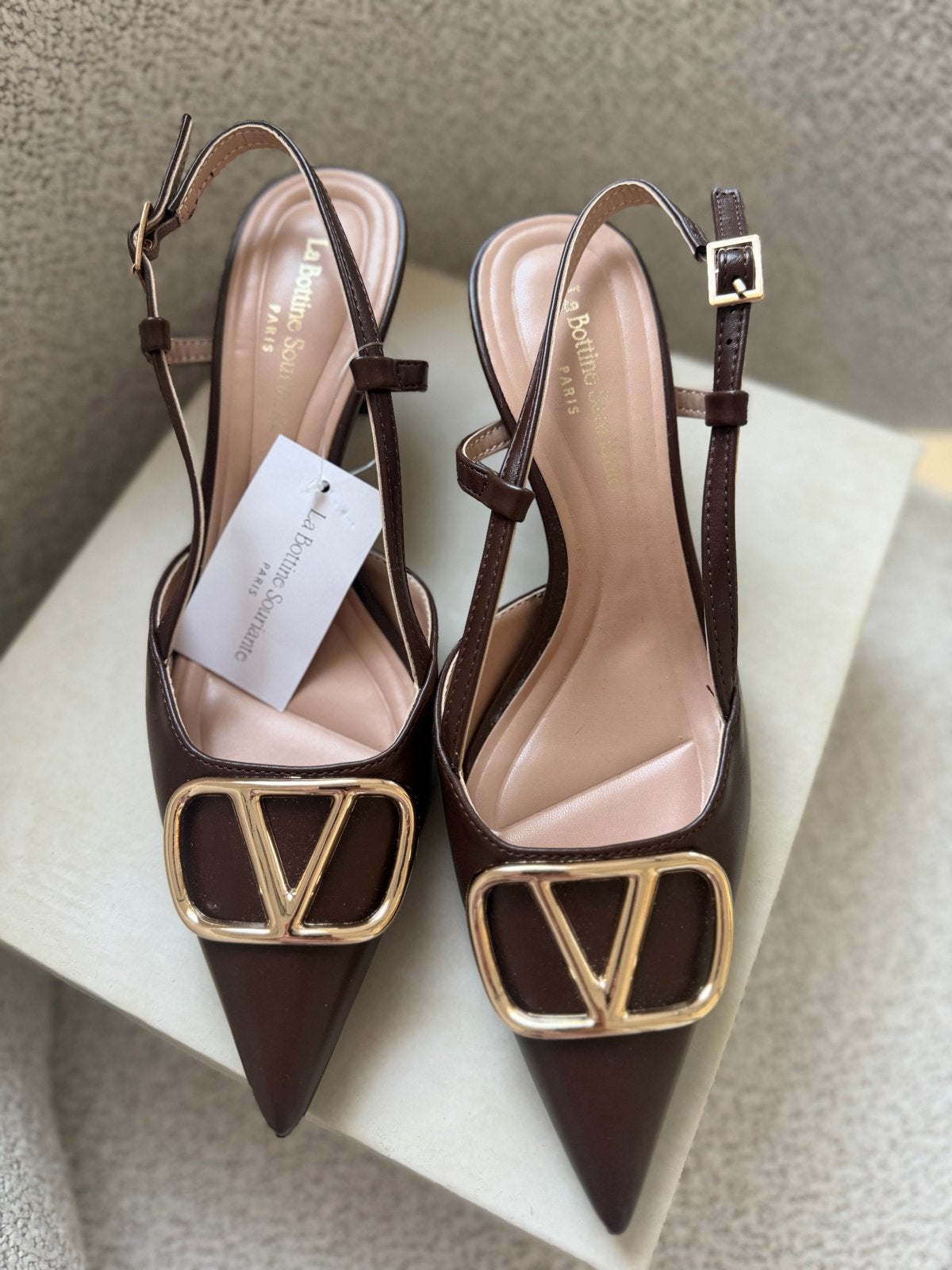 Nieuwe bruine pumps met gouden V-detail - Maat 37, Ophalen of Verzenden, Nieuw, Bruin, Pumps