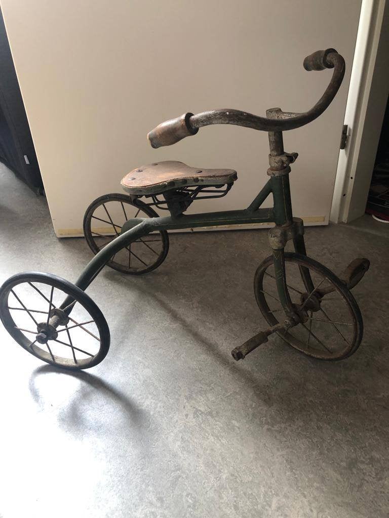 Antiek kinderfietsje met houten zadel en houten handvaatjes., Antiek en Kunst, Ophalen