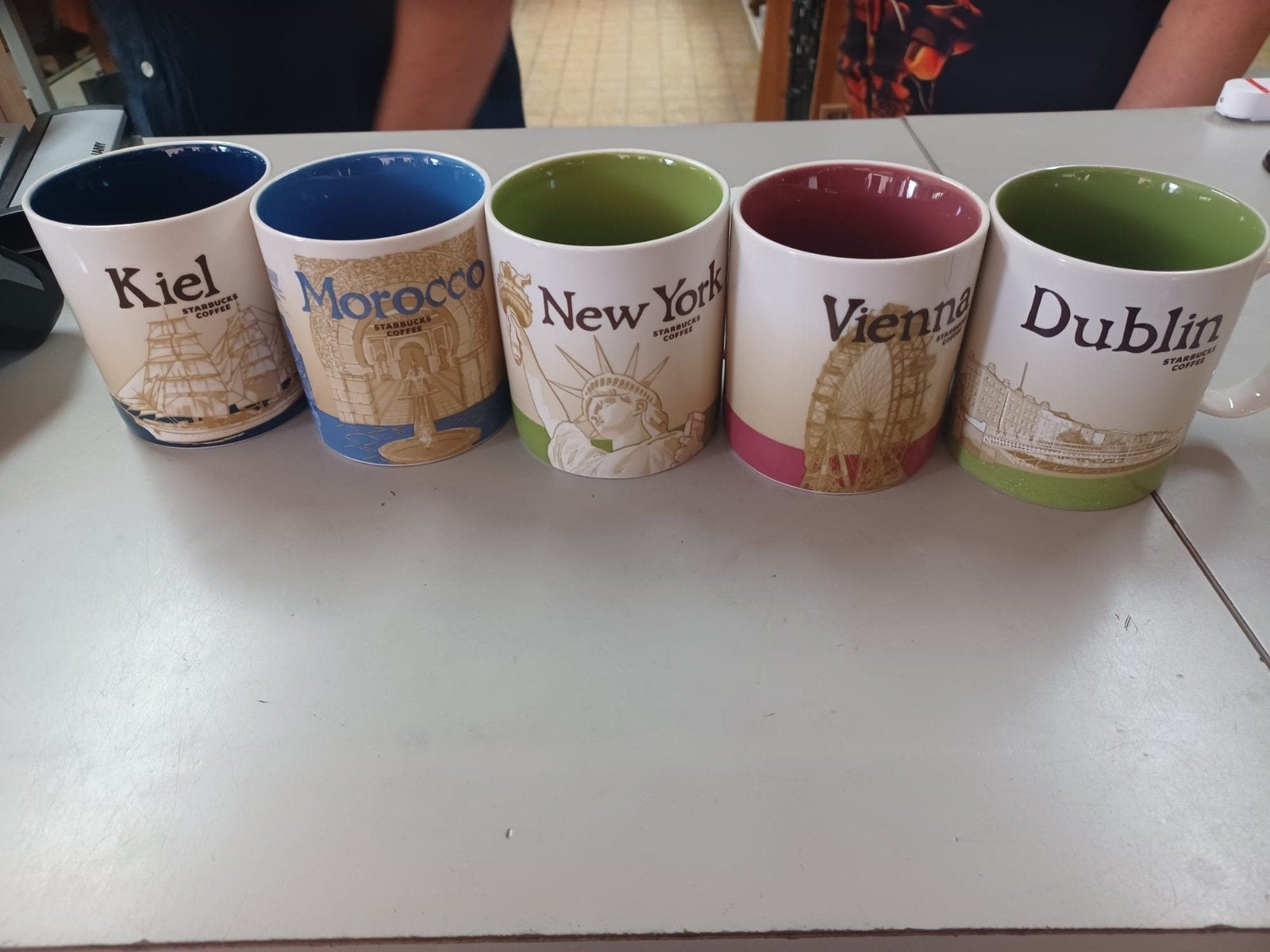 Starbucks coffee  collector series 9 stuks, Ophalen, Rond, Aardewerk, Minder dan 40 cm