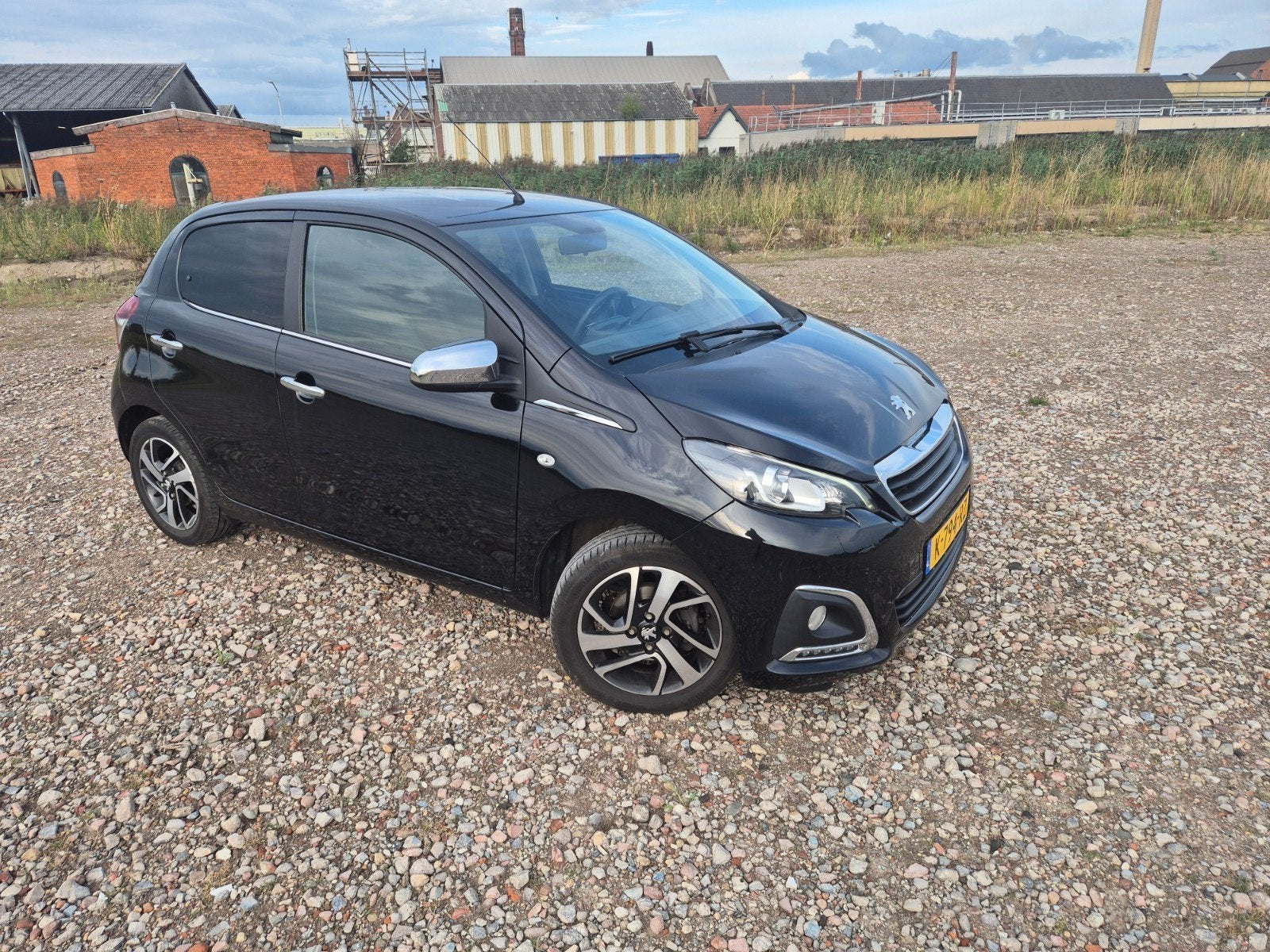 Peugeot 108 1.0 E-vti 72pk 5D 2021 Zwart, Voorwielaandrijving, Stof, Zwart, 4 stoelen