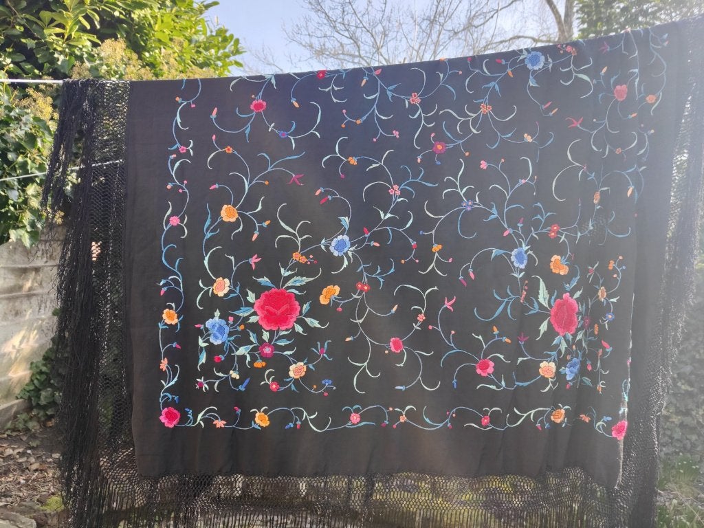 Doek, zwart, zijde, met bloemenmotief, Ophalen of Verzenden, Zo goed als nieuw